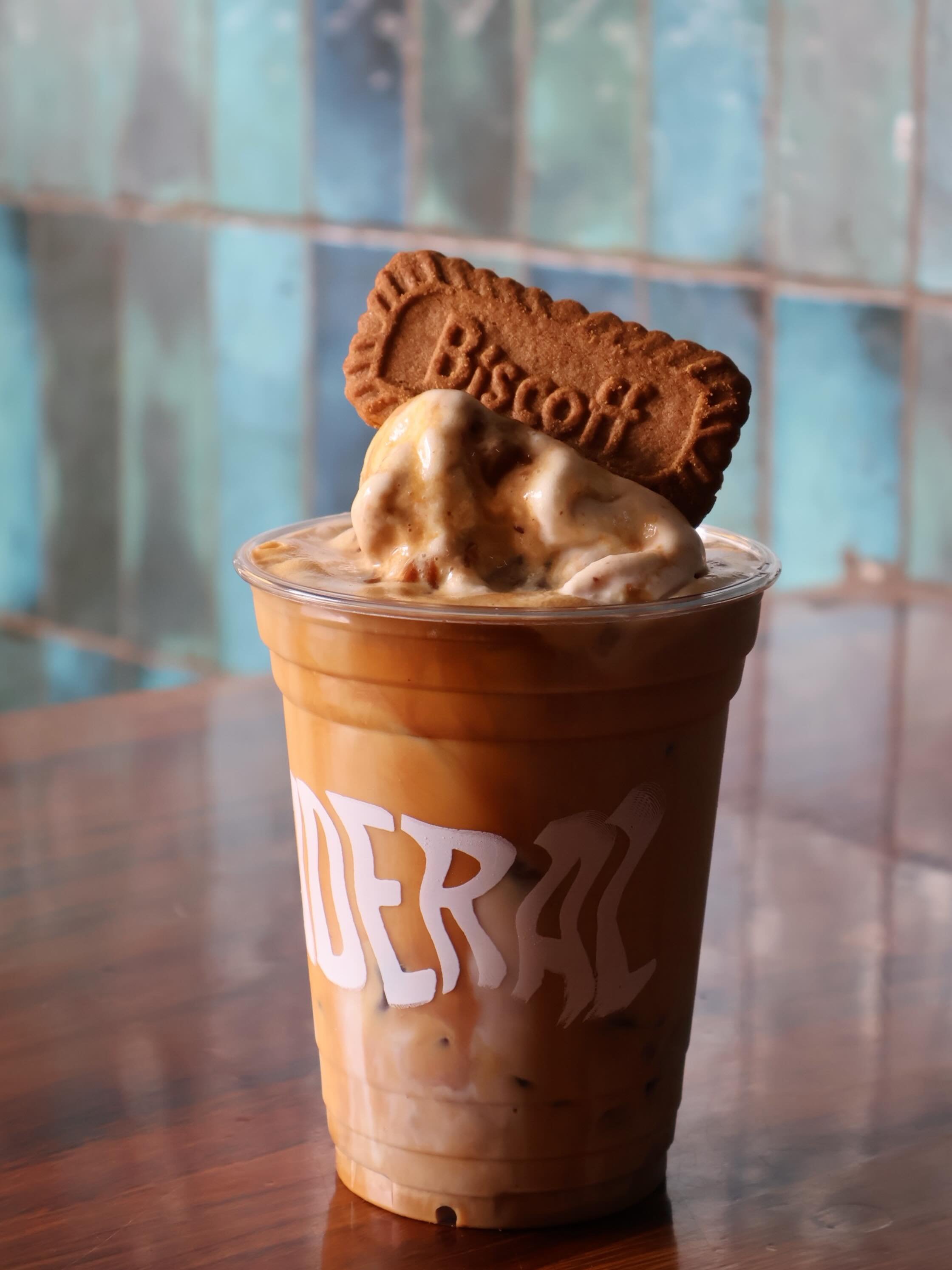 As&iacute; sabe nuestro nuevo Latte Helado de temporada! ✨

El cl&aacute;sico latte en las rocas, hecho a base de leche y espresso, acompa&ntilde;ado de dulce y cremoso helado, y el toque perfecto de una galleta Biscoff ☕️🍦