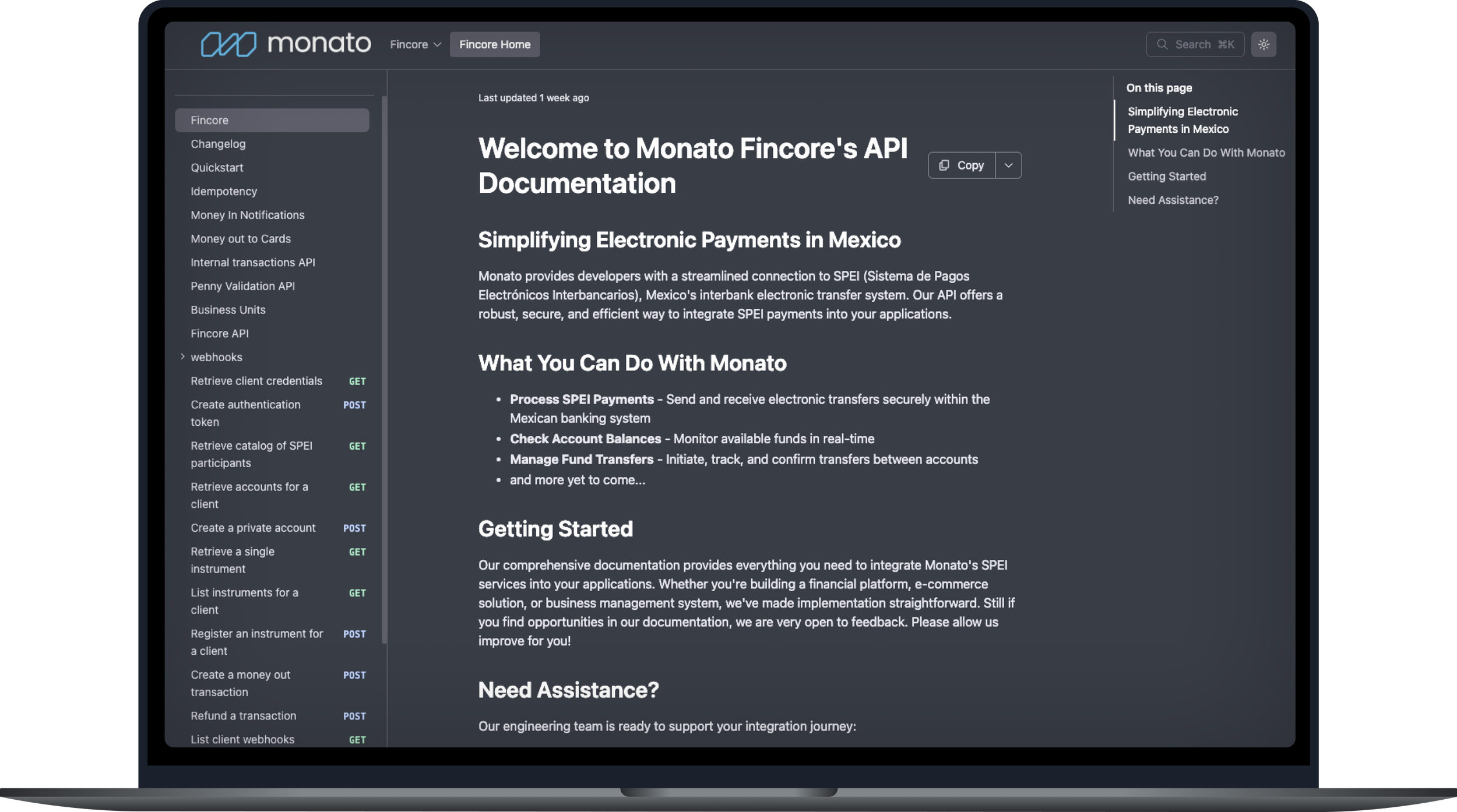 Vista de la documentación técnica de Monato Fincore en una computadora portátil, mostrando guías de integración para pagos electrónicos en México, administración de webhooks y endpoints de la API