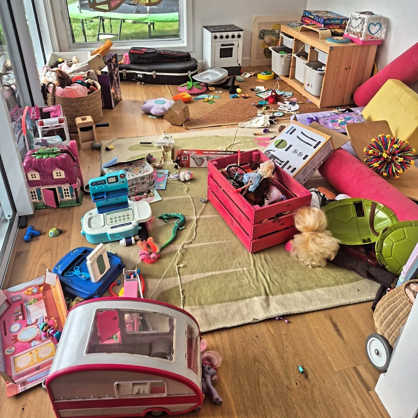 Messy play = Happy Kids 🤸&zwj;♀️ 

The LIMPIO reset = A Happy You 💙

We love the signs of a home well-lived, but we love the feeling of you coming home to your calm sanctuary even more. 

Don't let the tidy-up become your second (full-time) job. LI