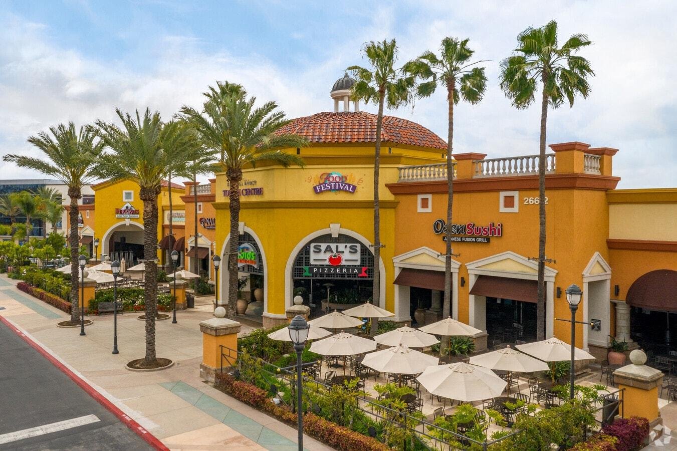 Lake Forest shopping center with restaurants and outdoor seating