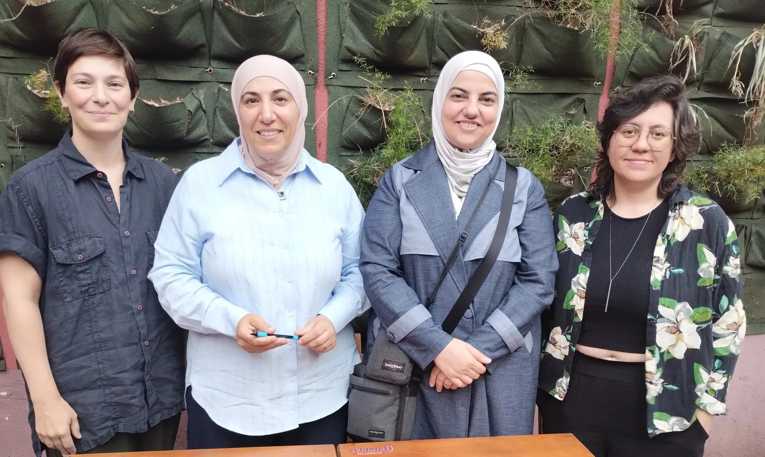 Da esquerda para a direita: a intérprete Julia Di Giovanni, Samah Jabr, Zaynab Hinnawi e Aline Scátola após a última atividade da série de encontros promovidos por ocasião do lançamento do livro "Sumud em tempos de genocídio", da Dra. Samah, com trad