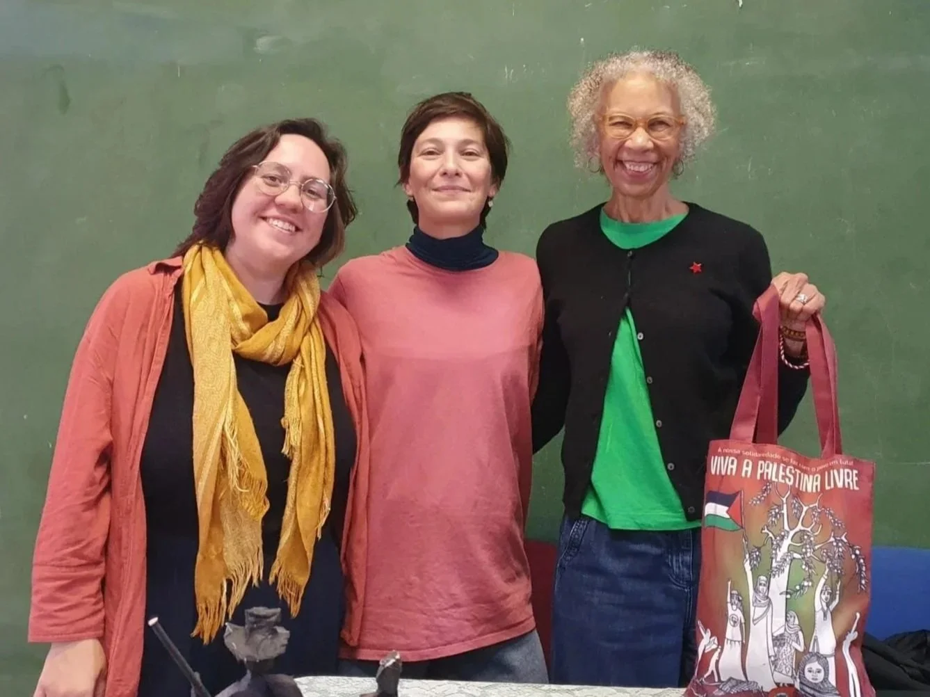 As intérpretes Aline Scátola e Julia Di Giovanni com a geógrafa Ruth Wilson Gilmore na ENFF - Escola Nacional Florestan Fernandes, junho de 2025
