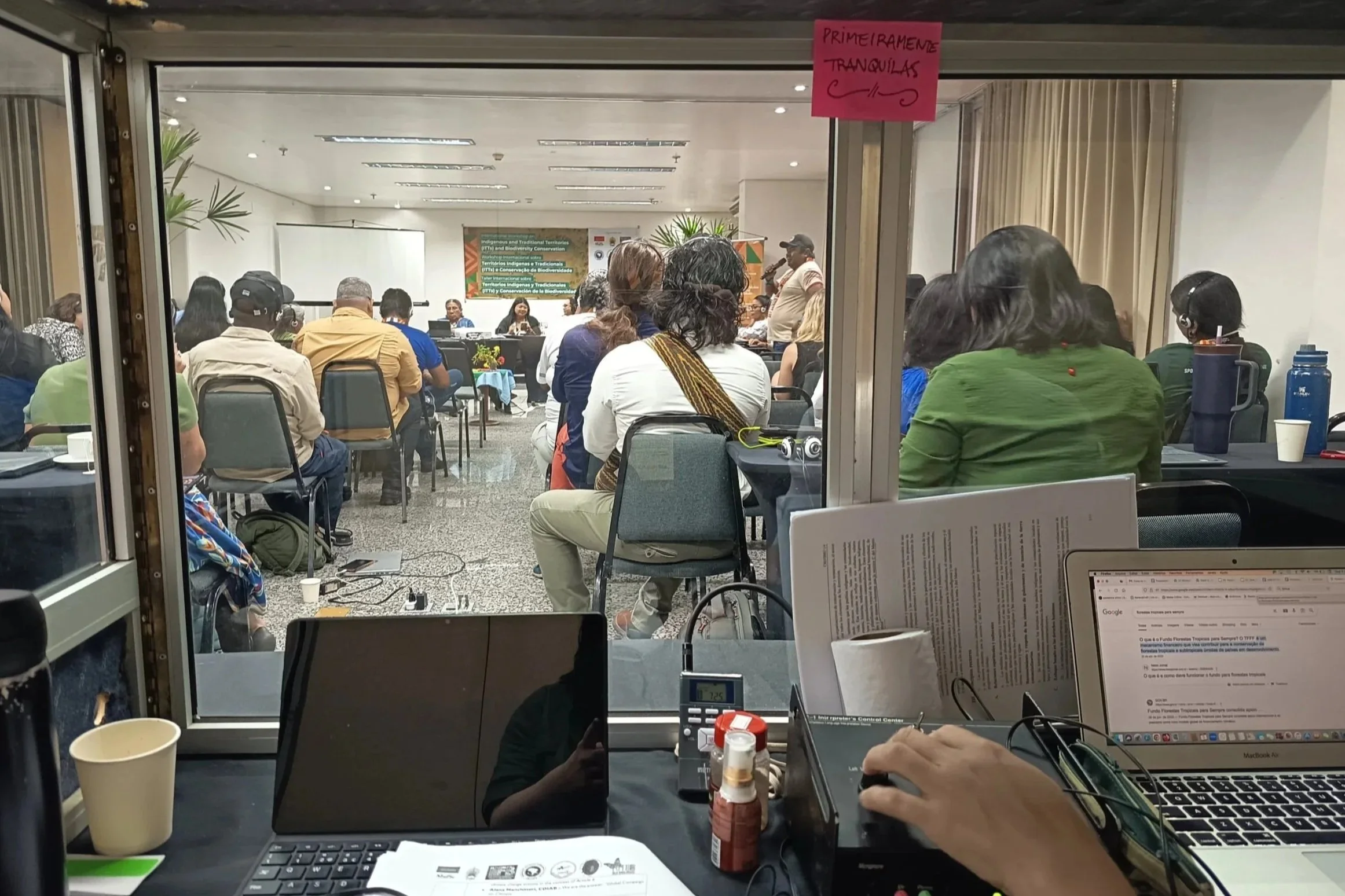 Cabine de interpretação inglês-português