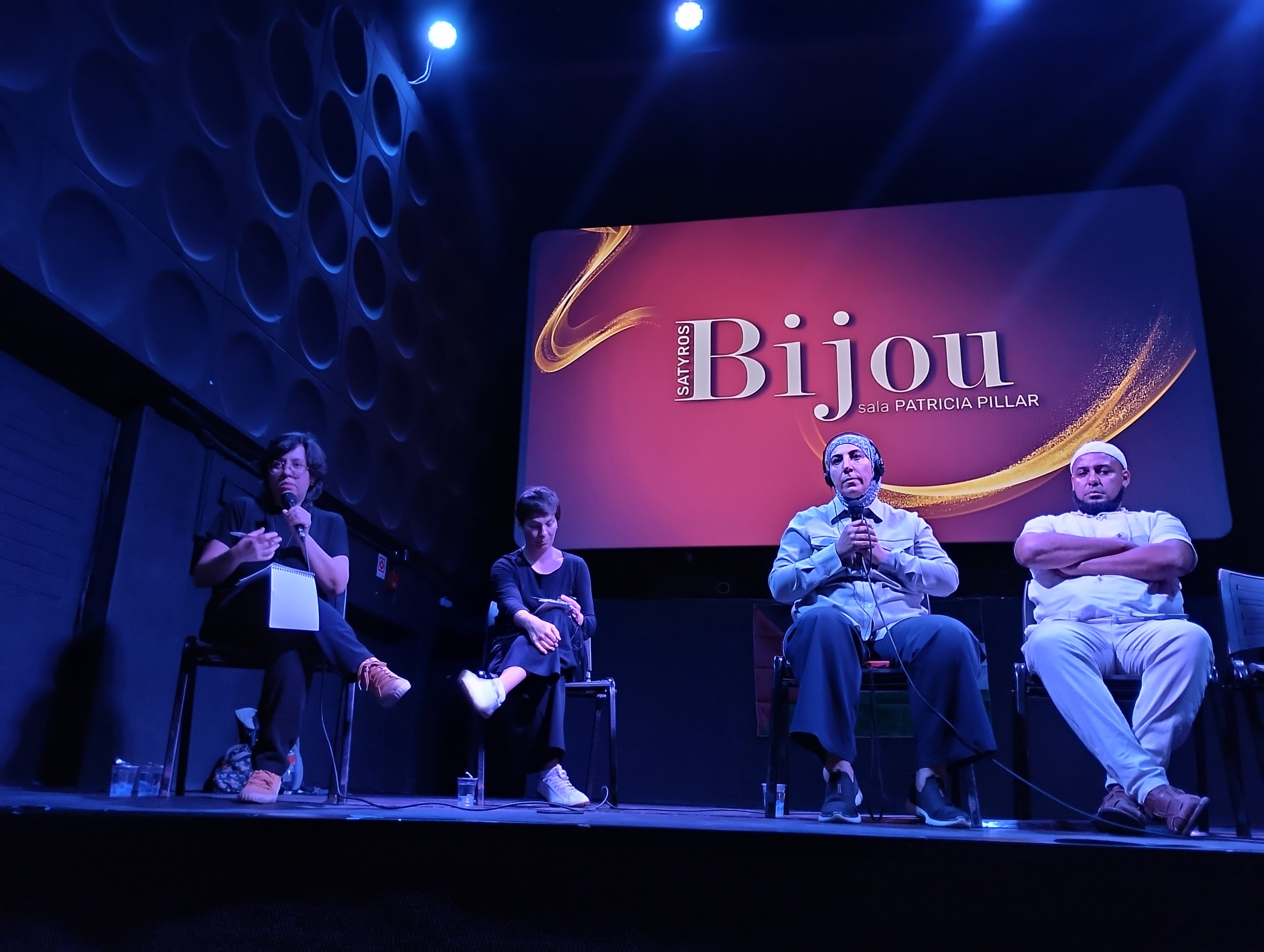 Interpretação consecutiva de debate com a psiquiatra e então presidente da Unidade de Saúde Mental do Ministério da Saúde da Palestina Samah Jabr, o professor Deivison Faustino e a psicanalista Miriam Debieux após a exibição do documentário "Por Trás