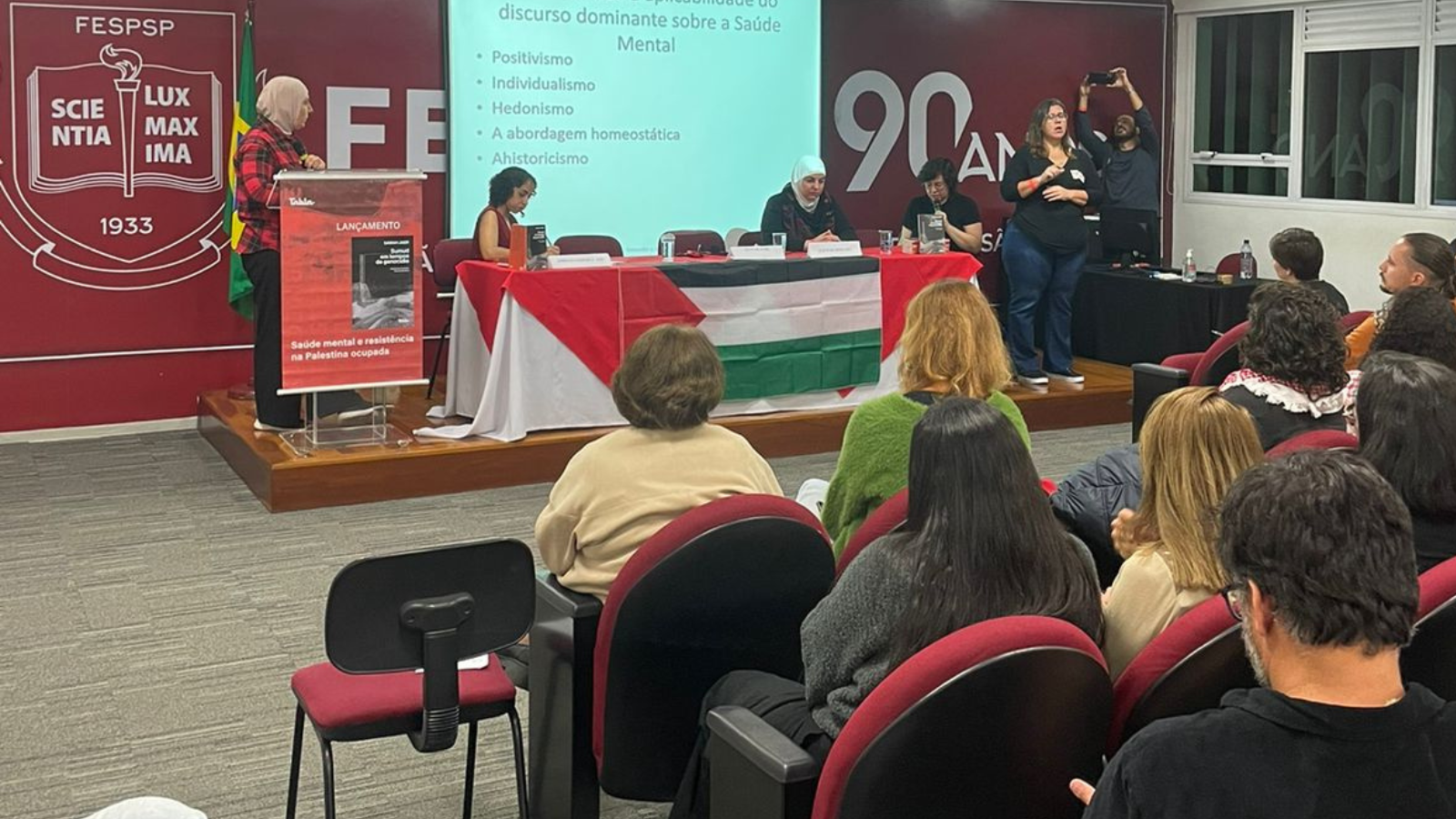 Interpretação consecutiva de conferência com a psiquiatra e então presidente da Unidade de Saúde Mental do Ministério da Saúde da Palestina Samah Jabr e a psicóloga clínica Zaynab Hinnawi na FESPSP | São Paulo, 27 de junho de 2024.