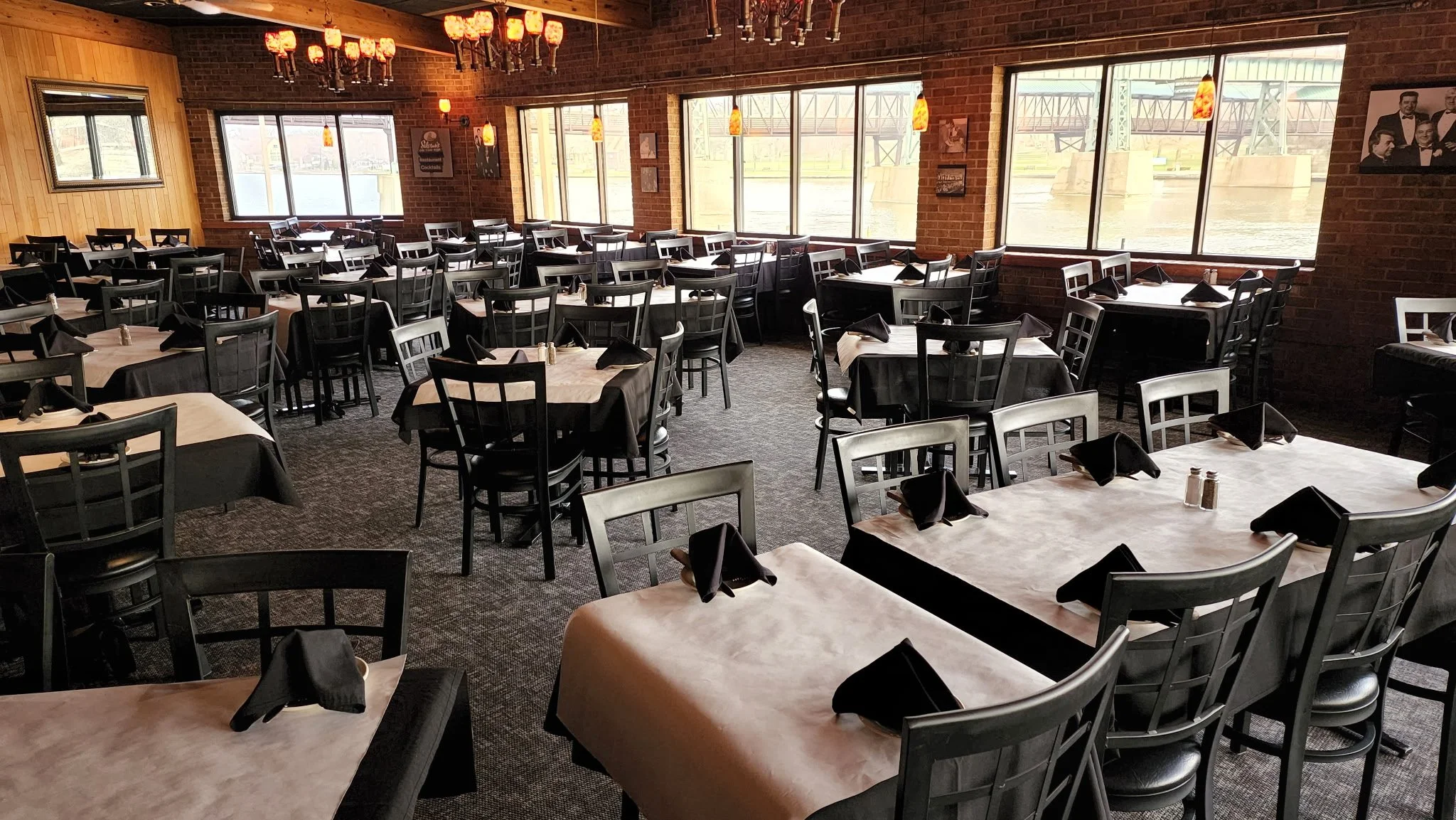 Salerno's on the Fox in St. Charles, IL

Carpet Tile