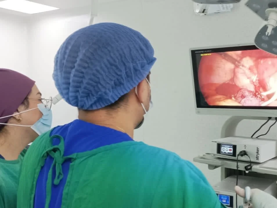 Dr. David Cardenas realizando un procedimiento quirúrgico laparoscopico