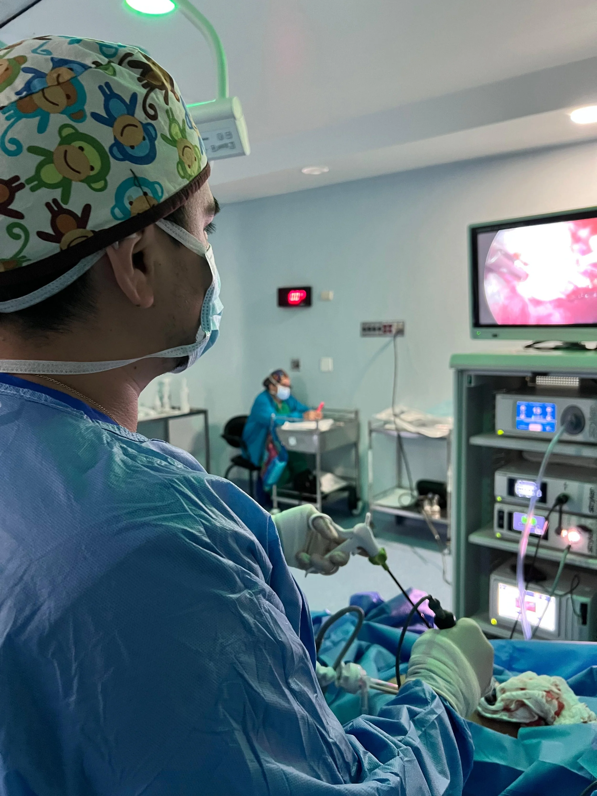 Dr. David Cardenas y su equipo quirúrgico realizando procedimiento en quirófano.