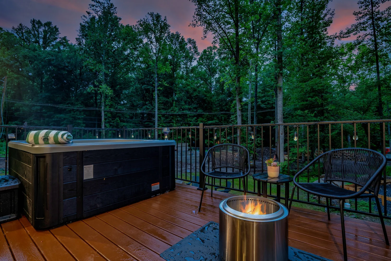 The Finch — deck & hot tub photo 2