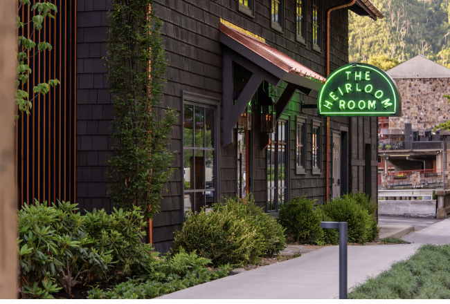The Heirloom Room: Creekside Restaurant &amp; Bar