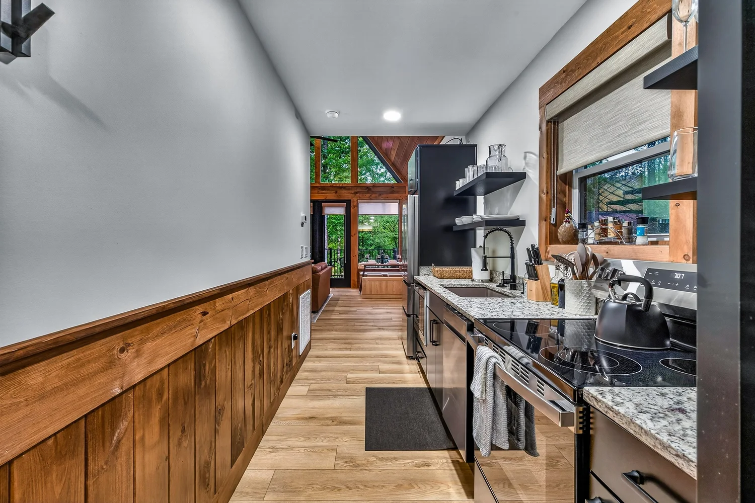 The Finch — kitchen & coffee photo 1