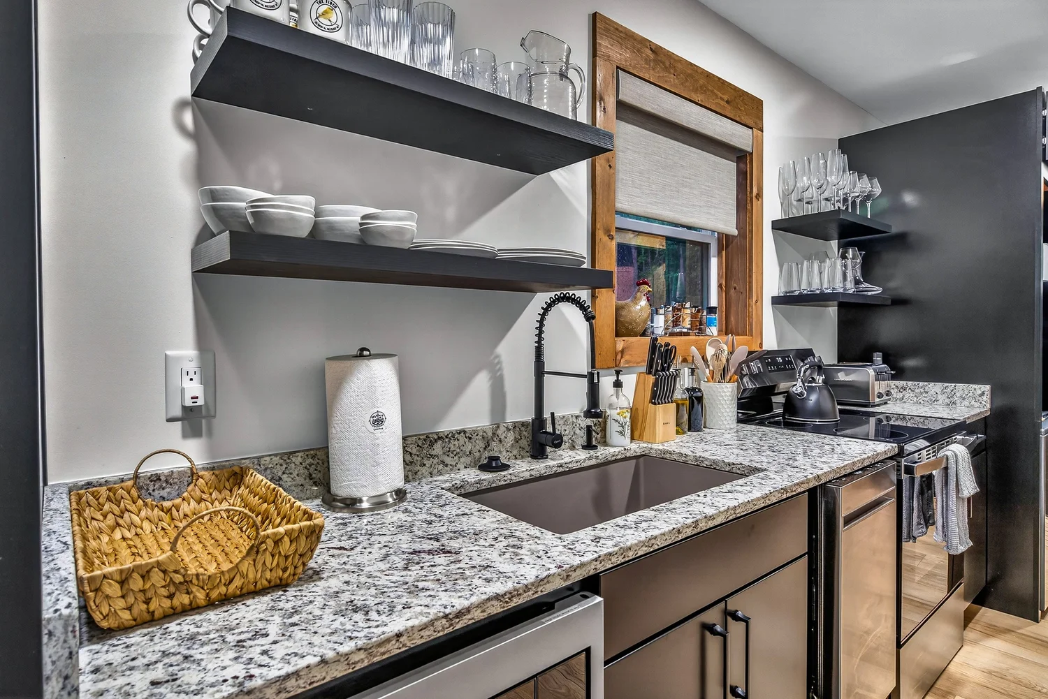 The Finch — kitchen & coffee photo 3
