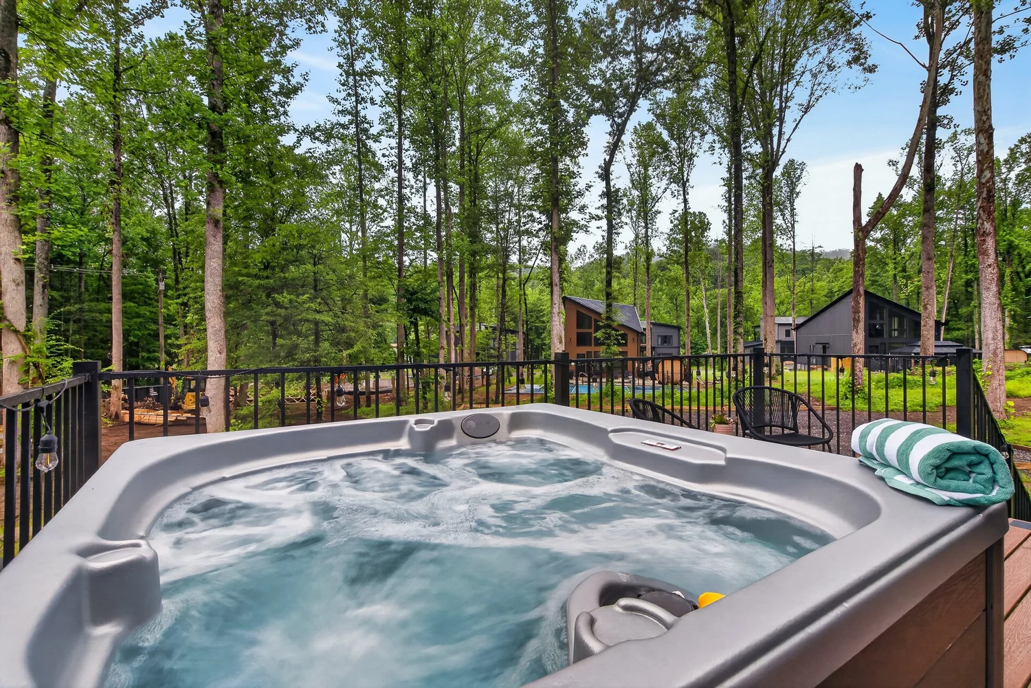 The Finch — deck & hot tub photo 4