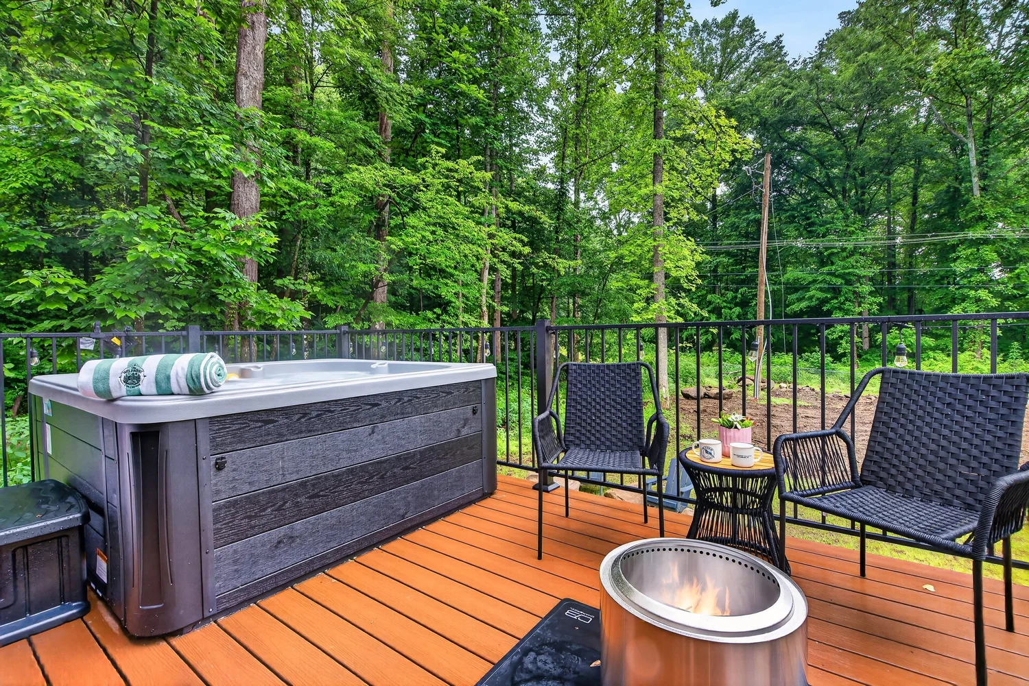 The Bluebird — deck & hot tub photo 3