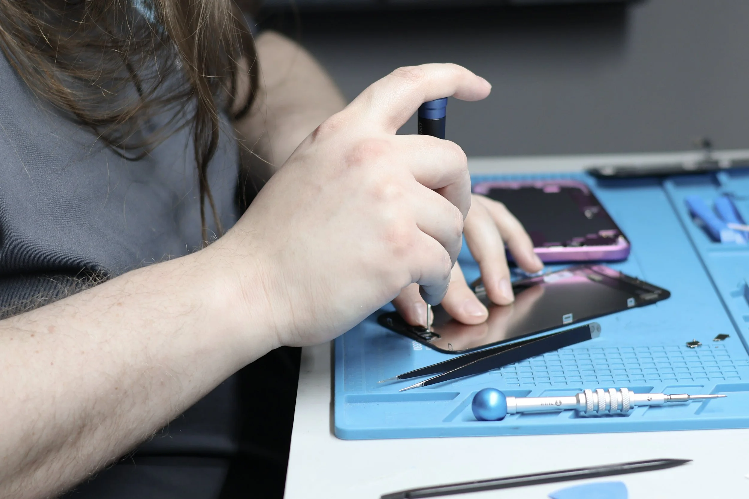 Phone Fix Place technician repairing a Samsung Galaxy device