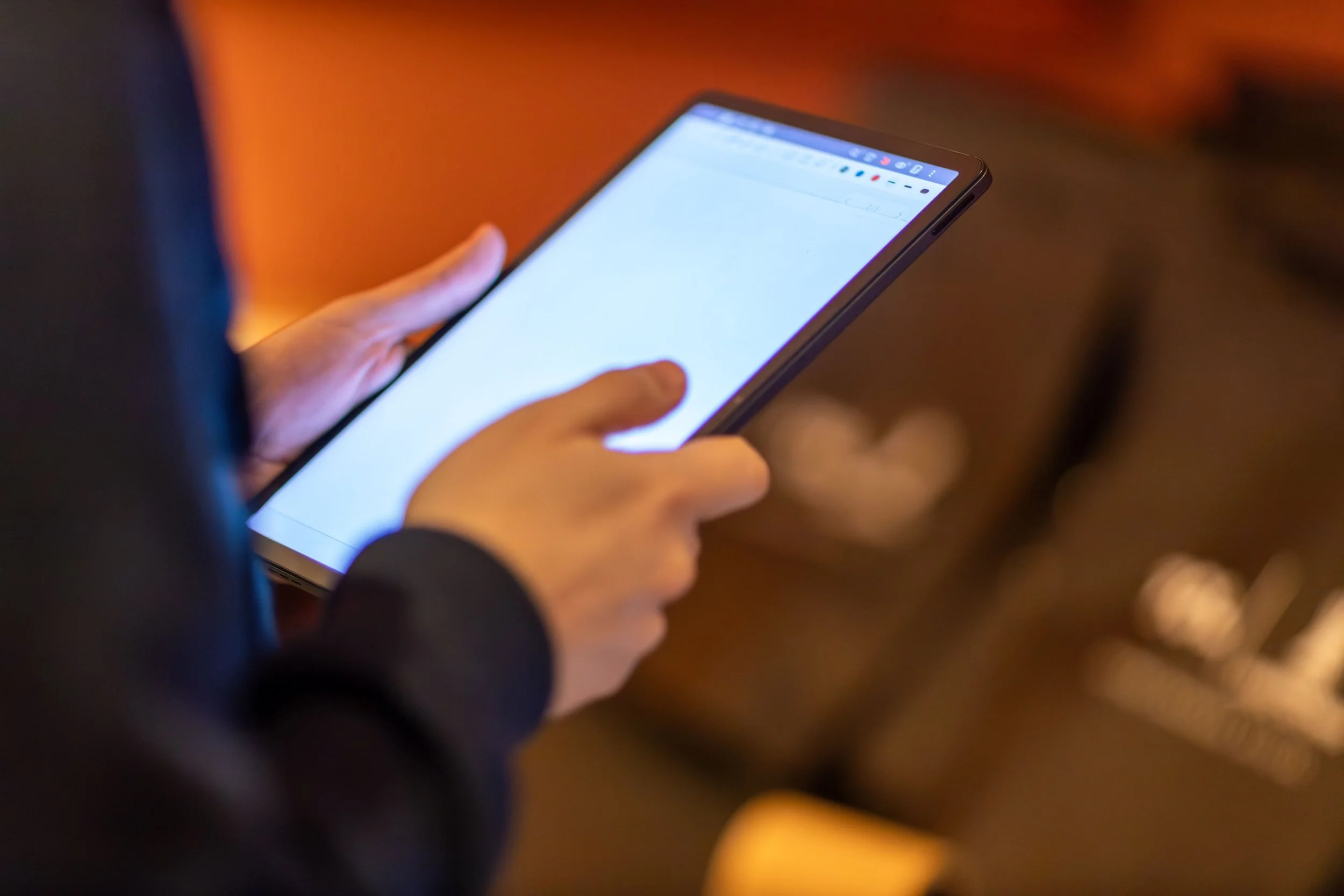 Person holding a tablet with the screen on