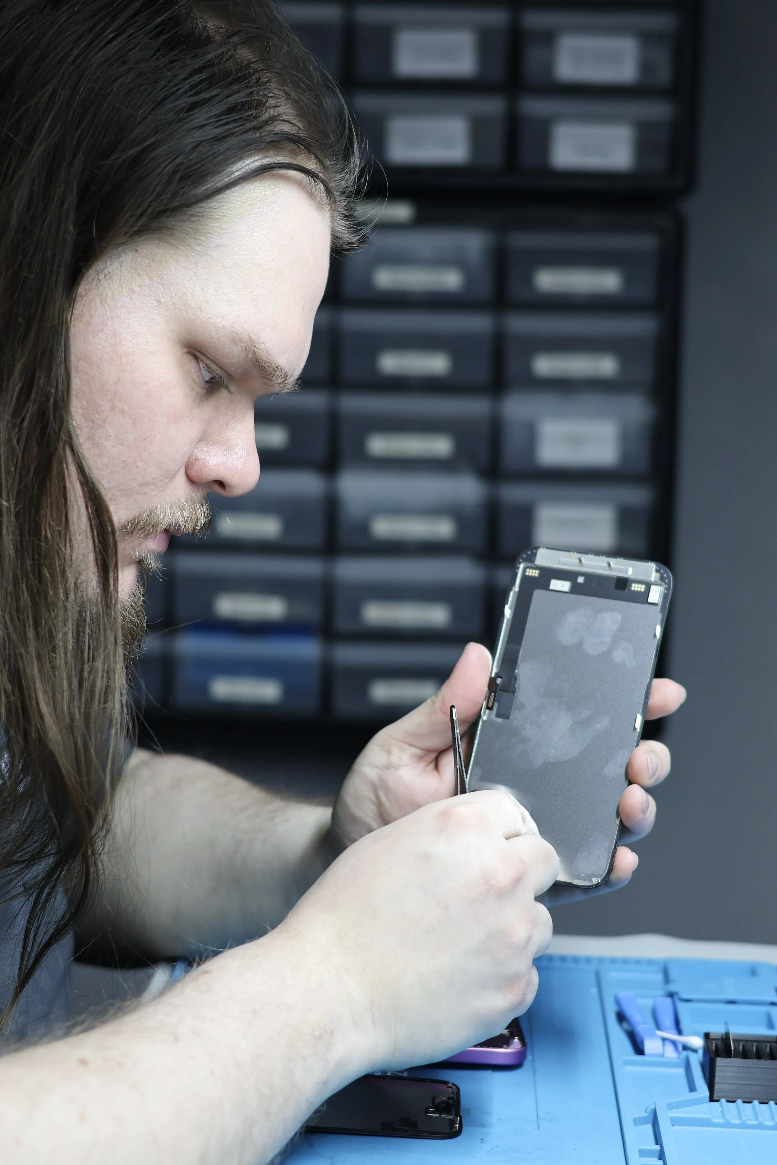 Phone Fix Place technician performing smartphone screen repair in Albuquerque