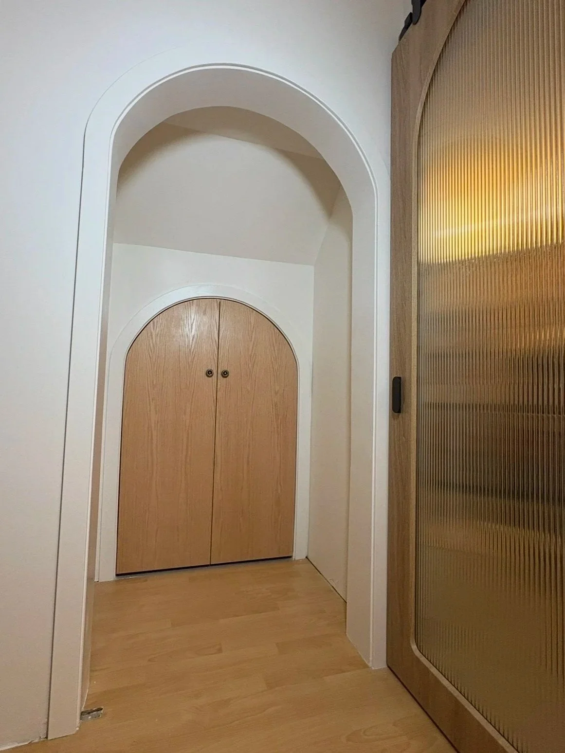 arch opening / red oak door 