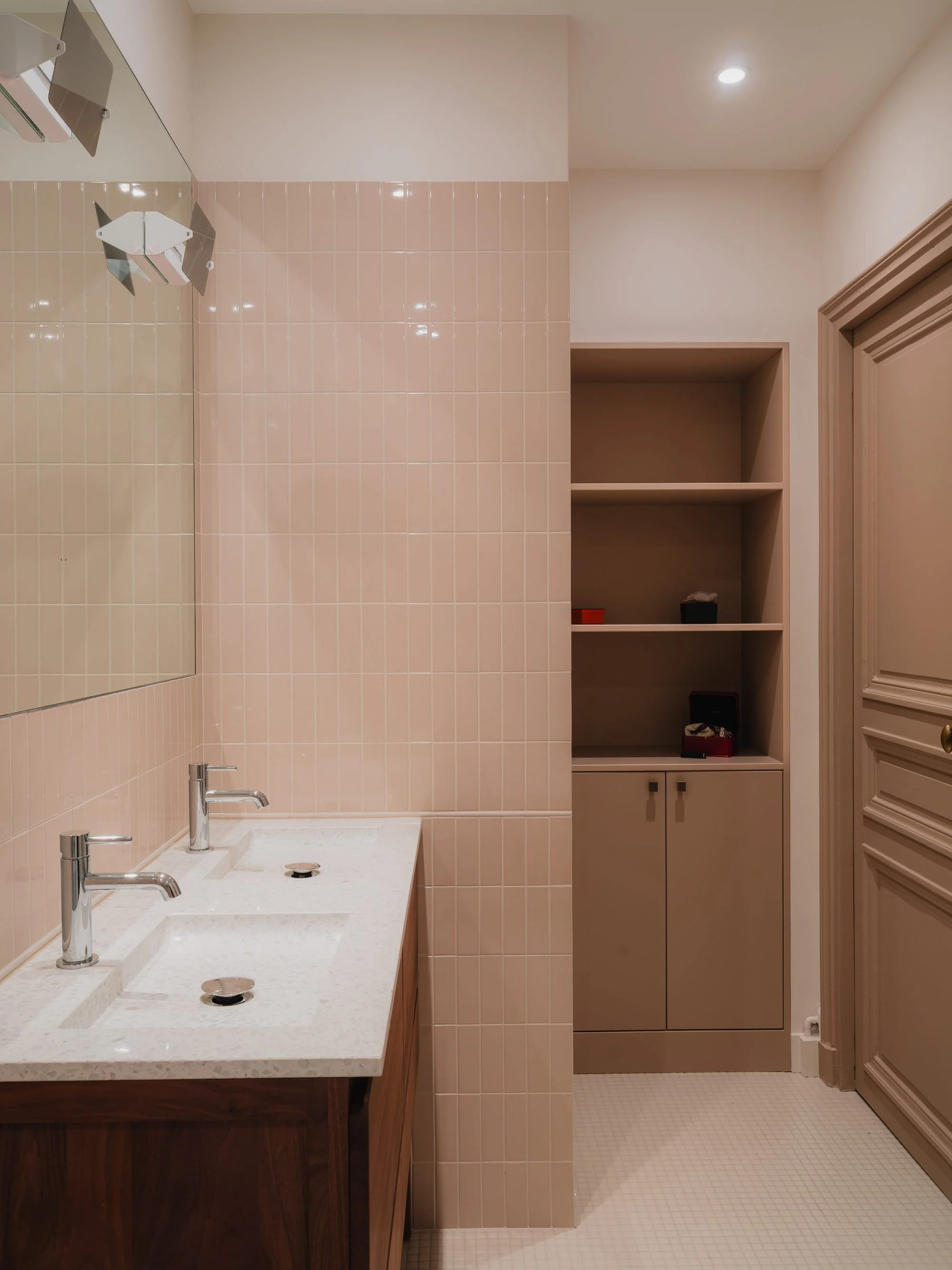 architecte d’intérieur à Paris, aménagement intérieur, salle de bain appartement haussmannien, double vasque avec miroir au-dessus, murs en carrelage rose clair, meuble sur mesure, sol en mosaïque