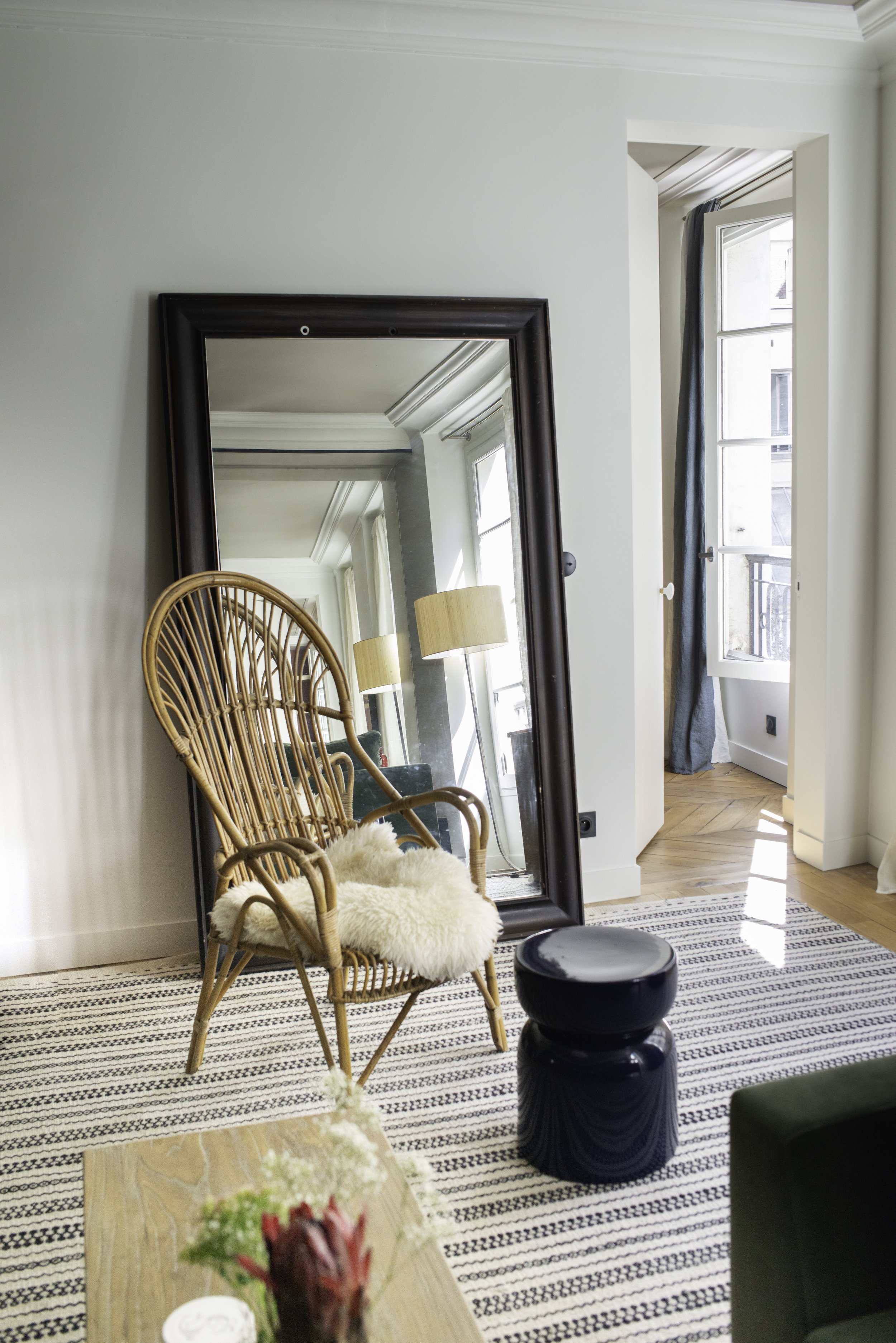 5 Guilaine d'Harcourt Appartement Marie Salon Osier Rotin.jpg