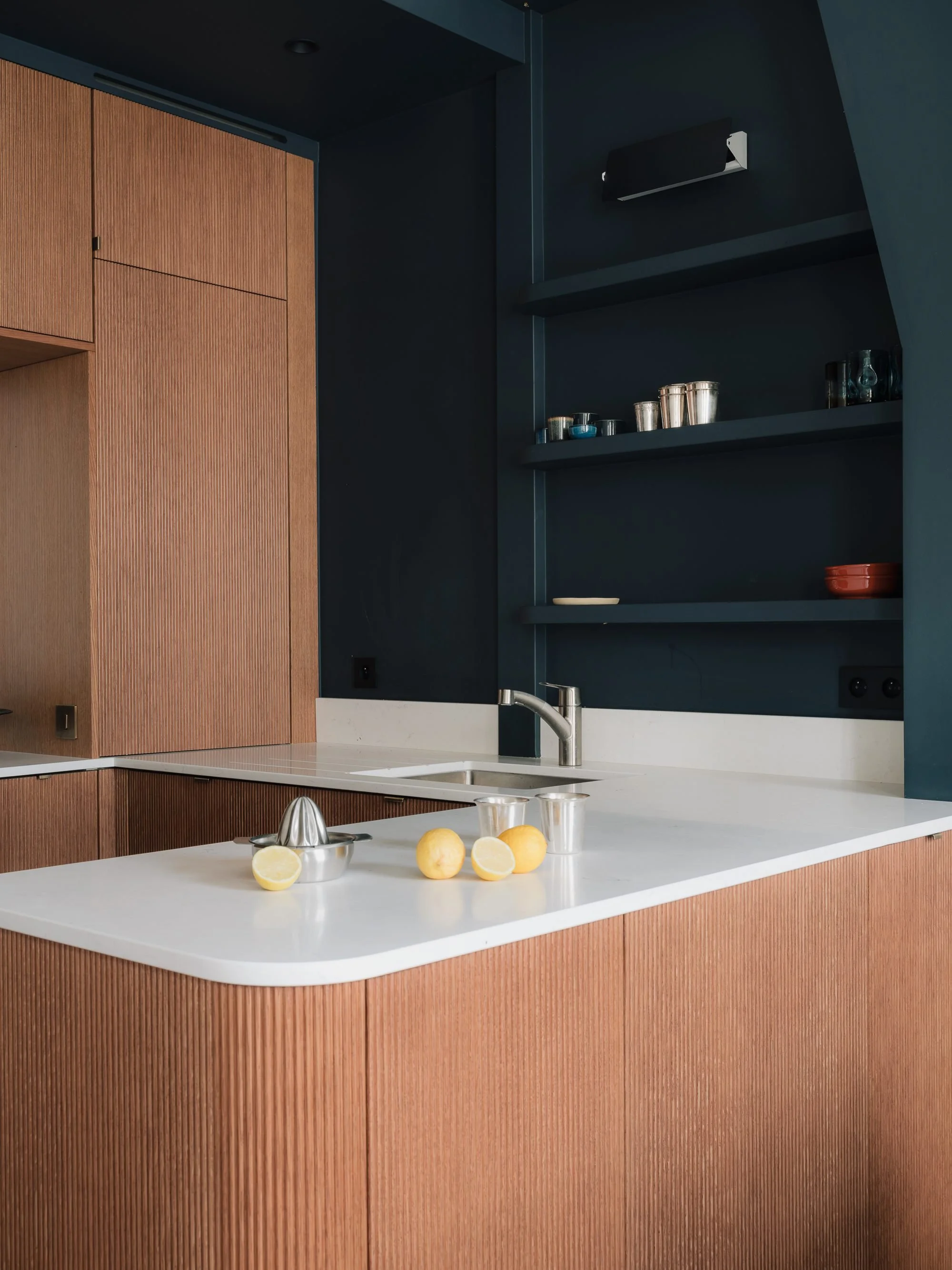 Architecte d'intérieur à Paris, Rénovation complète Cuisine sur mesure, bocklip, plan de travail EasyPLan de travail, murs bleu foncé, presse agrume