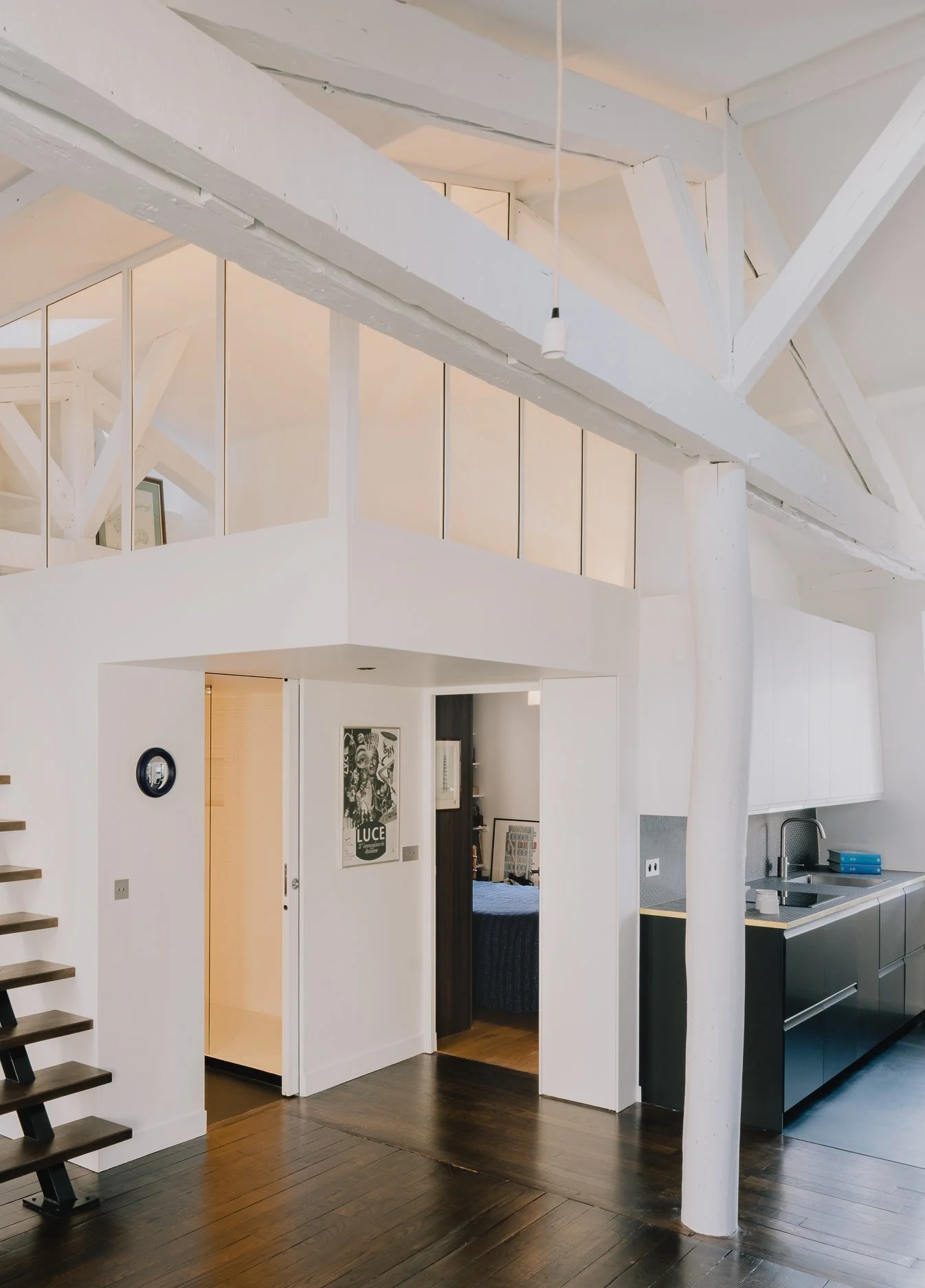 Architecte d'intérieur à Paris. Rénovation et travaux. Mezzanine. Verrière sur mesure. avec plafond en bois blanc, escalier metal,