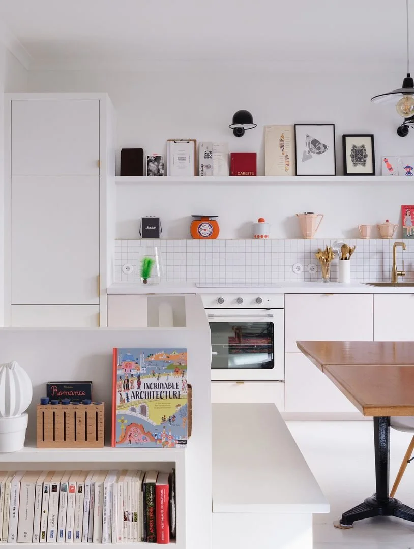 architecte d’intérieur à Paris, aménagement intérieur, cuisine blanche, carrelage blanc, mosaïque en crédence, tiroirs de cuisine rose, étagère sur mesure, menuiserie sur mesure