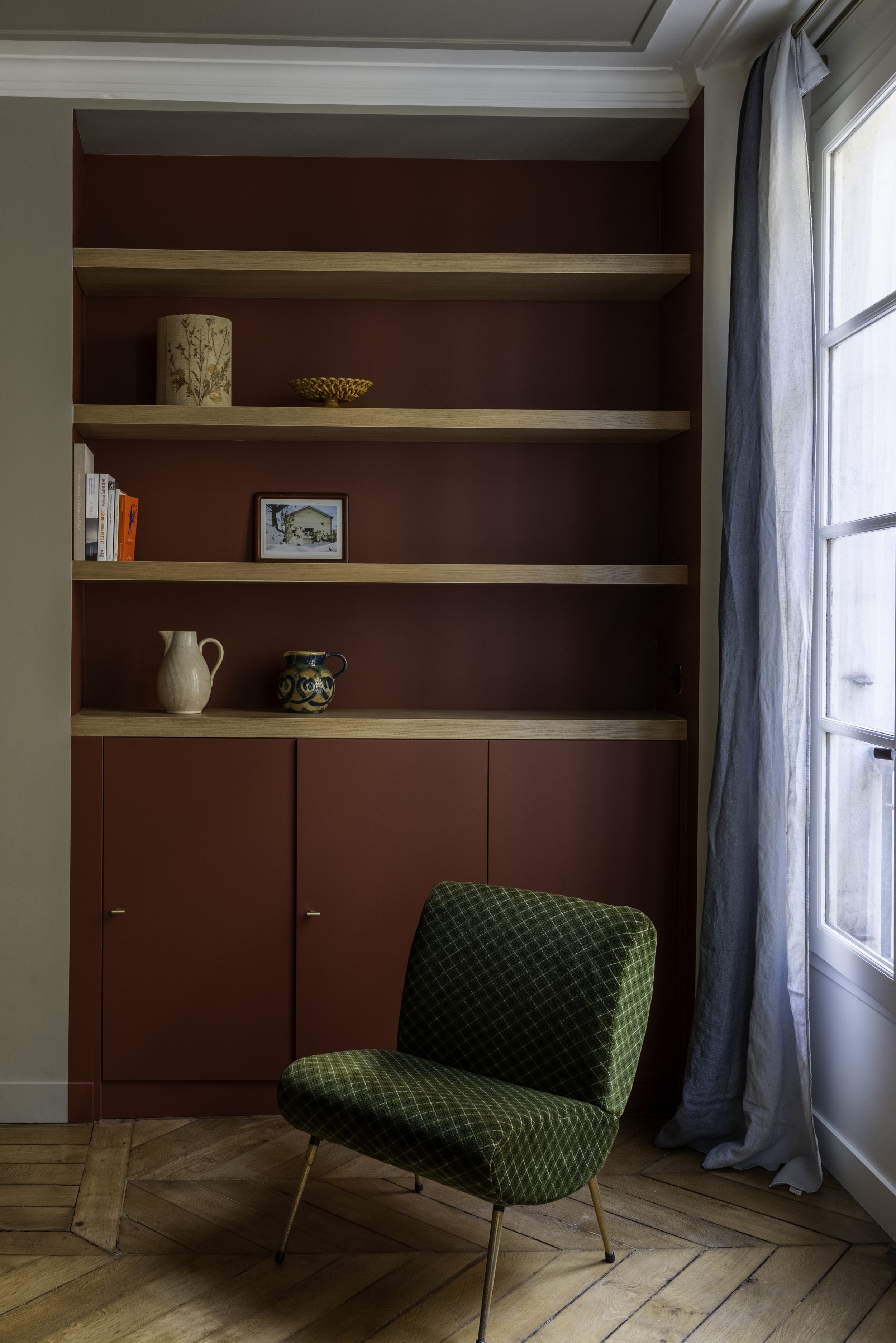10 Guilaine d'Harcourt Appartement Marie Chambre 2 détails étagère rouge.jpg