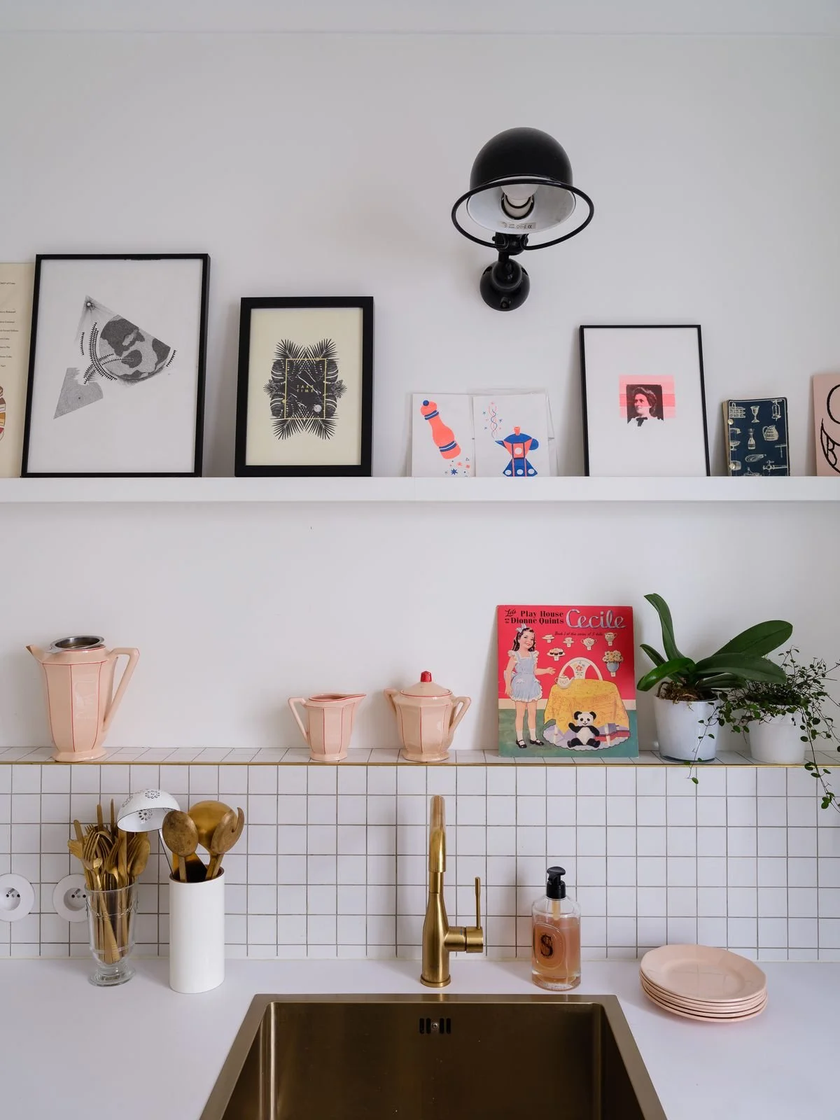 Architecte d’intérieur à Paris et Rénovation complète, appartement haussmannien, cuisine blanche, crédence mosaïque blanche, applique Jieldé