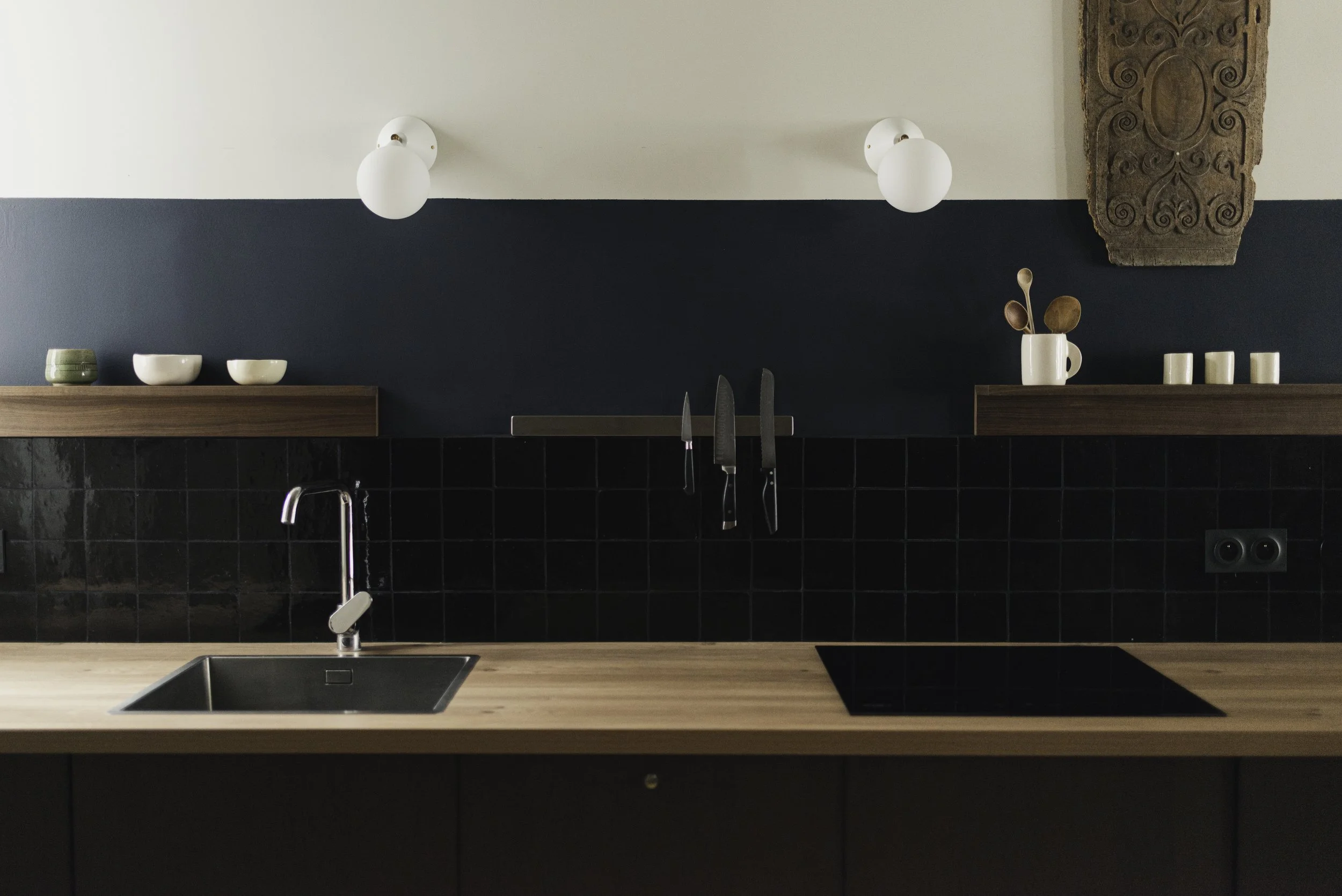 13 Guilaine d'Harcourt Appartement Marie cuisine crédence zellige noirs.jpg