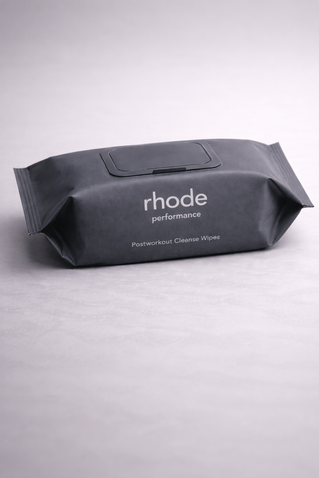 A quick reset for in-between moments. These wipes remove sweat, buildup, and surface impurities when a full cleanse isn’t possible. Offering a fast and effective way to refresh the skin on the go!