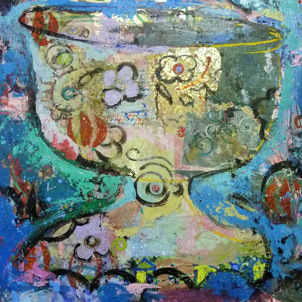 Royal
 
I am often amazed at how certain thing have their own majesty – even a twig might look sculptural against snow or a cat on a wall looking out evenly as a sphinx into the street. The things around the thing can assume a feeling of deity, have 