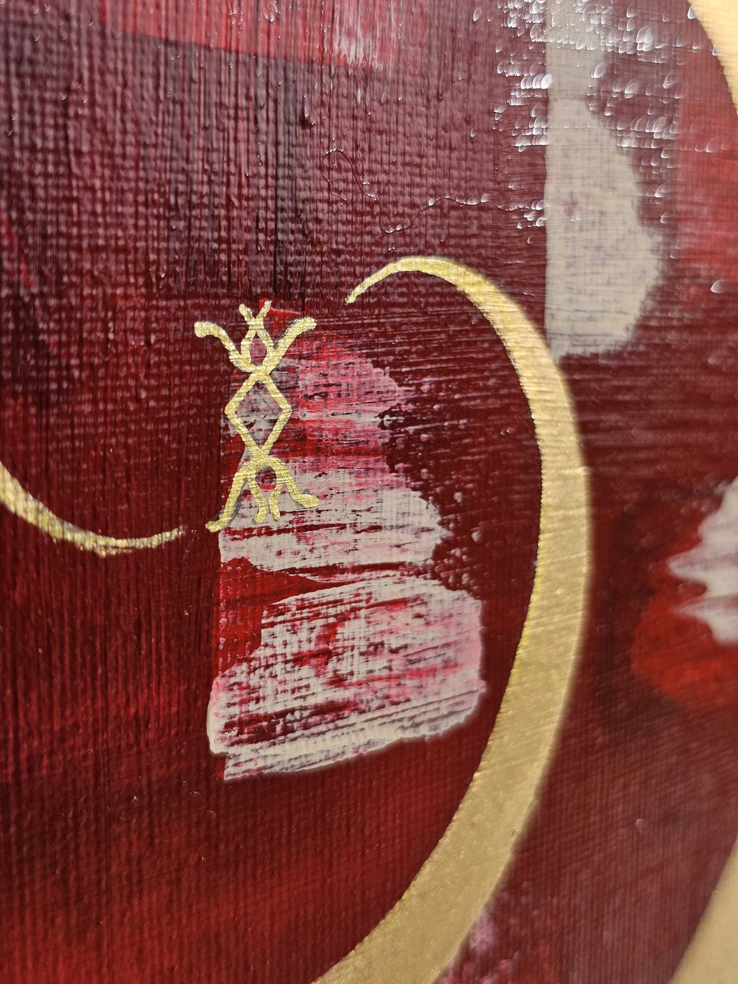 Tableau artistique avec un fond rouge, des spirales en or et des rectangles blancs peints de manière abstraite avec une runes russe de l'Amour. "Le temps d'aimer". Elaura Donnadieu, graphiste, illustratrice et artiste peintre.