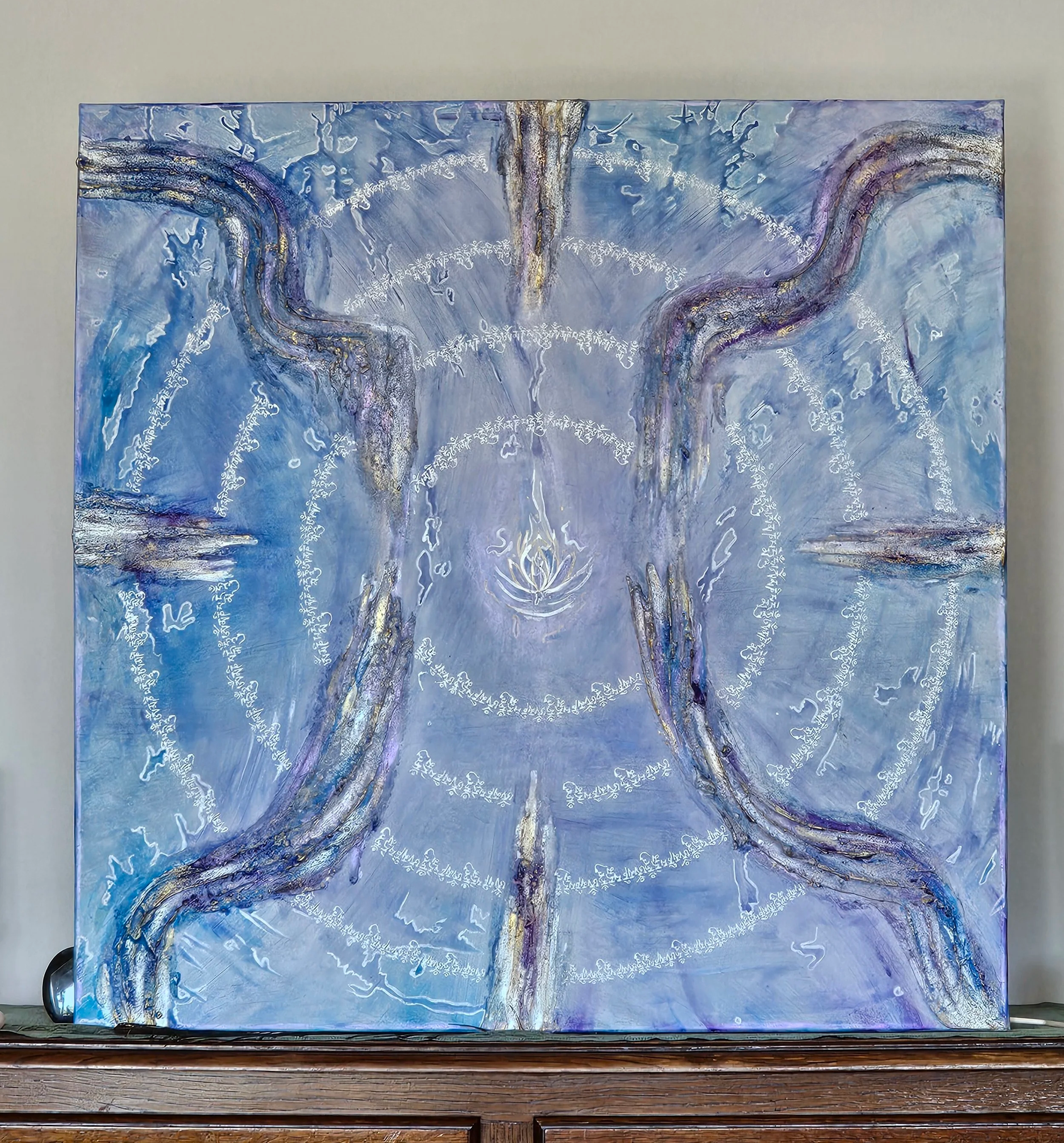 Peinture abstraite avec des tons de bleu, violet et argent, représentant avec des écritures en calligraphie le mantra om mani padme hum. "Un appel à la compassion". Elaura Donnadieu, graphiste, illustratrice et artiste peintre.