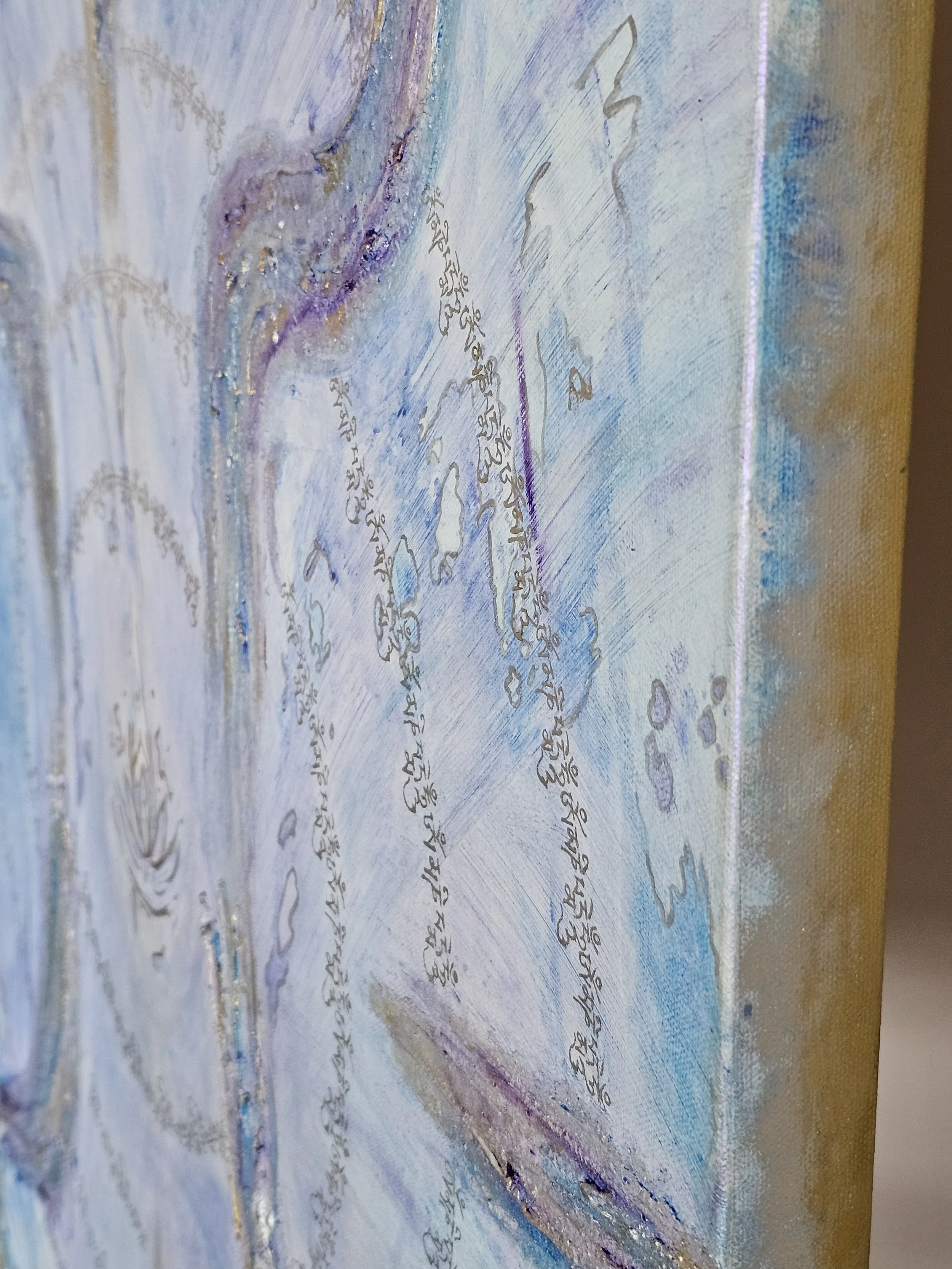 Peinture abstraite avec des tons de bleu, violet et argent, représentant avec des écritures en calligraphie le mantra om mani padme hum. "Un appel à la compassion". Elaura Donnadieu, graphiste, illustratrice et artiste peintre.