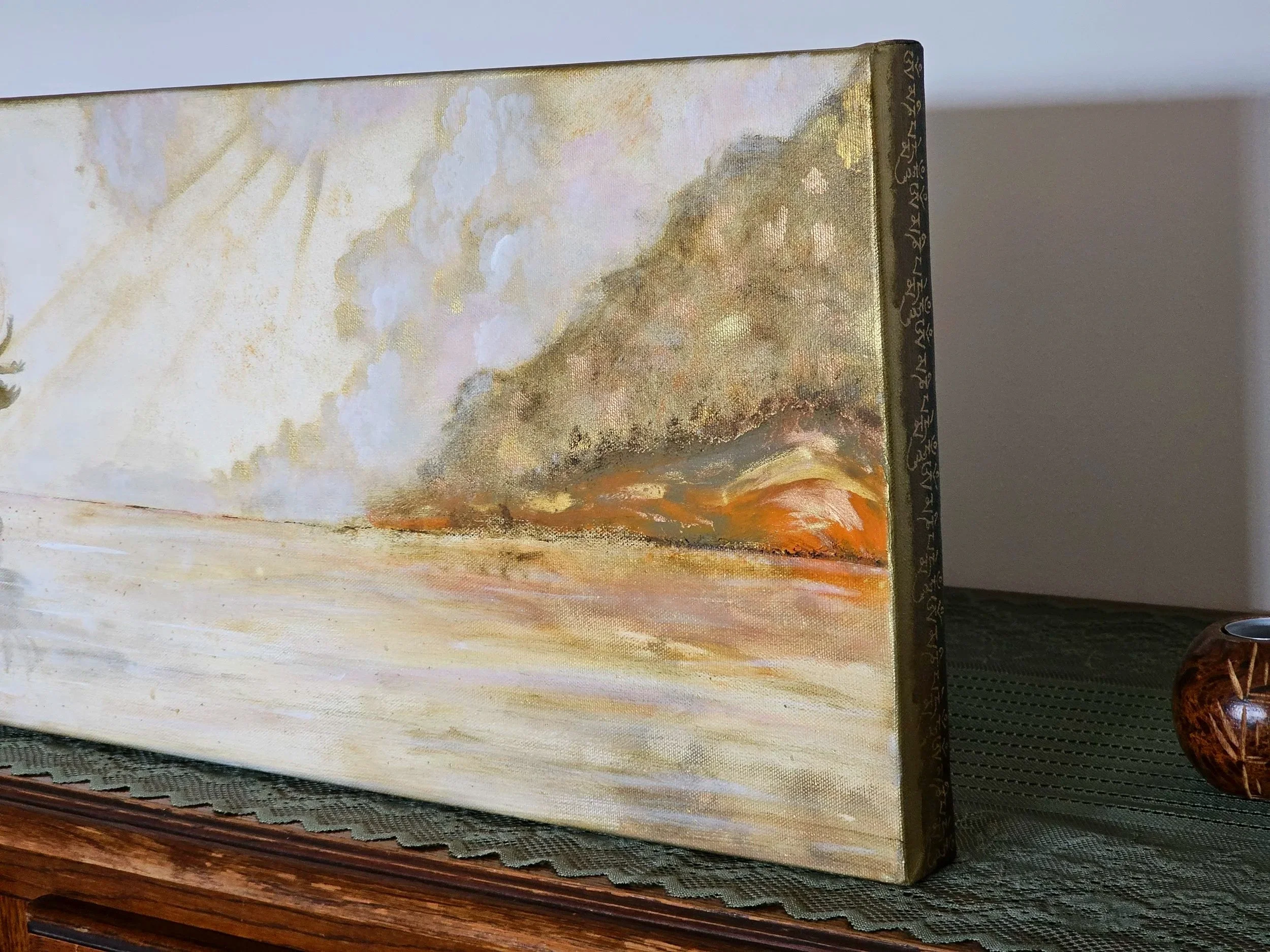 Peinture abstraite avec des tonalités de beige, représentant Chenrezig, la compassion, om mani padme hum. "L'âme de la compassion". Elaura Donnadieu, graphiste, illustratrice et artiste peintre.