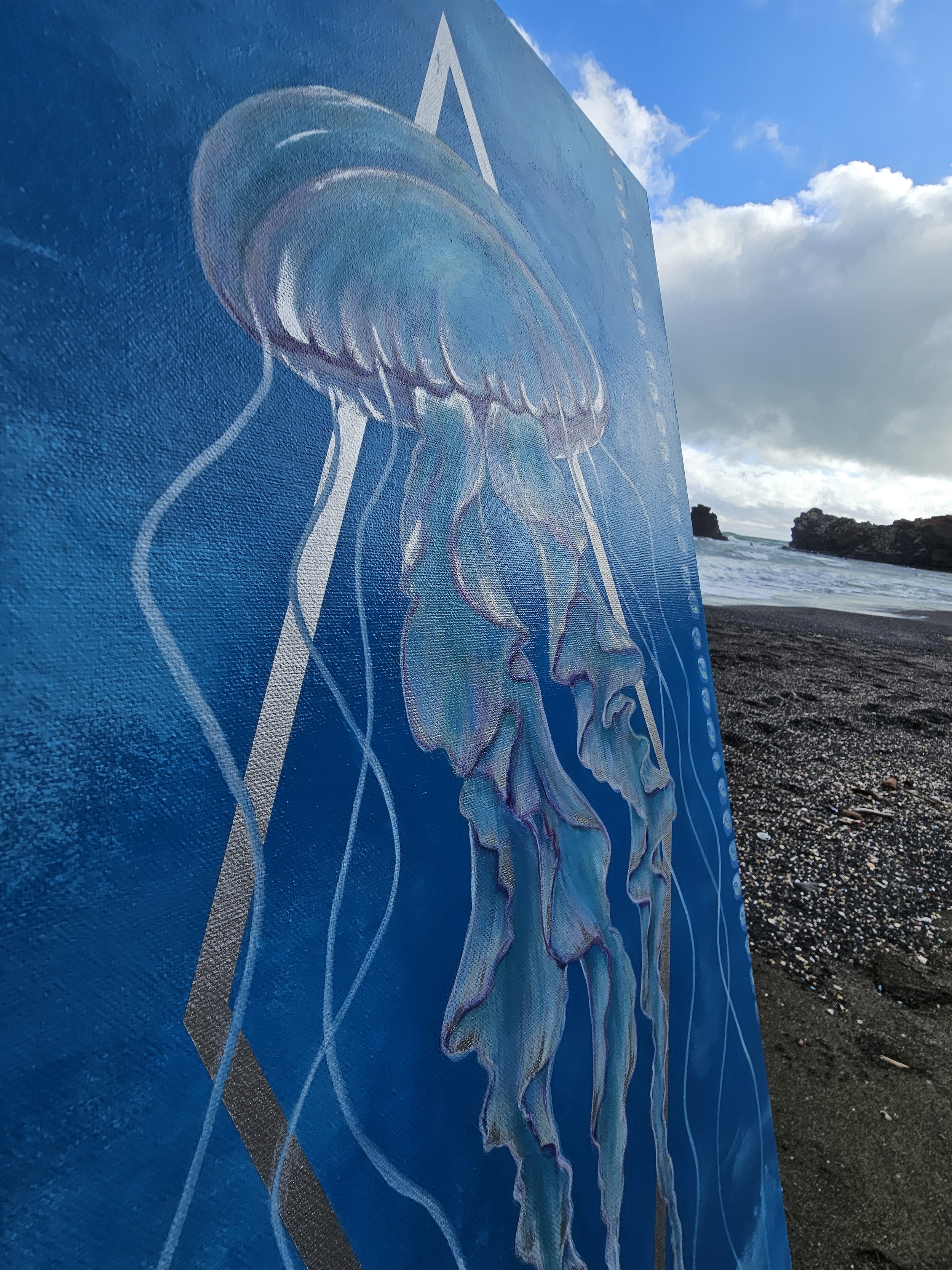 Une peinture représentant une méduse flottant dans l'air ou l'eau, "Médusa". Photo prise sur la plage. Elaura Donnadieu, graphiste, illustratrice et artiste peintre.