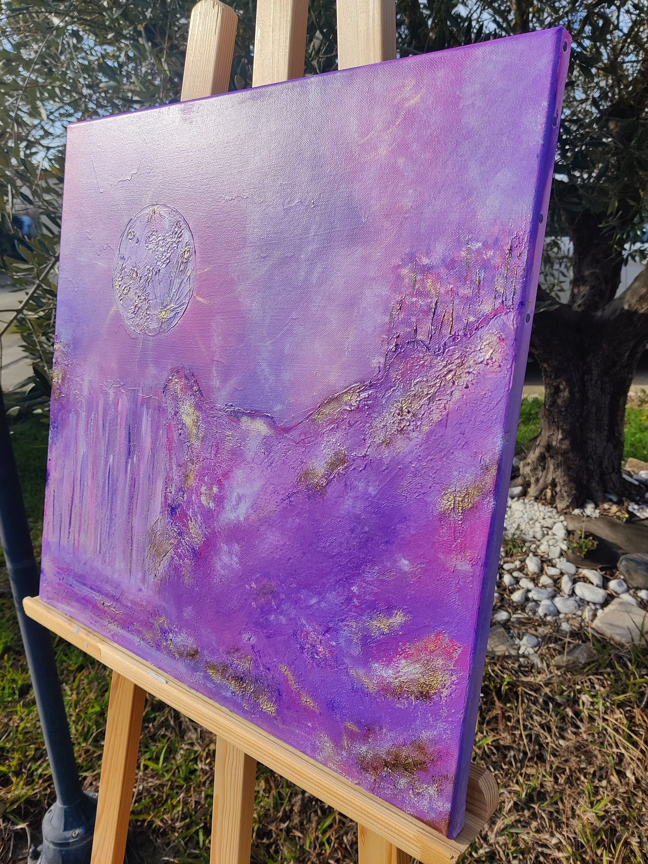 Une peinture abstraite avec une représentation d'une lune à gauche et un paysage montagneux à droite, "Ouvert au monde". Elaura Donnadieu, graphiste, illustratrice et artiste peintre.