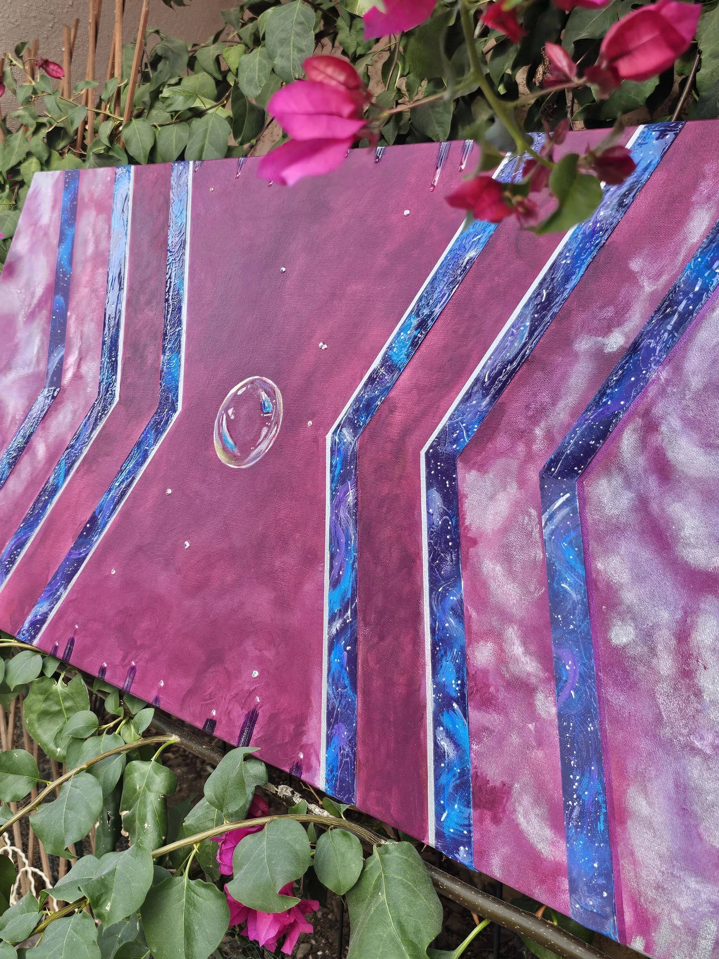 Peinture abstraite sur toile avec des lignes géométriques, 'L'image d'une bulle". Elaura Donnadieu, graphiste, illustratrice et artiste peintre.