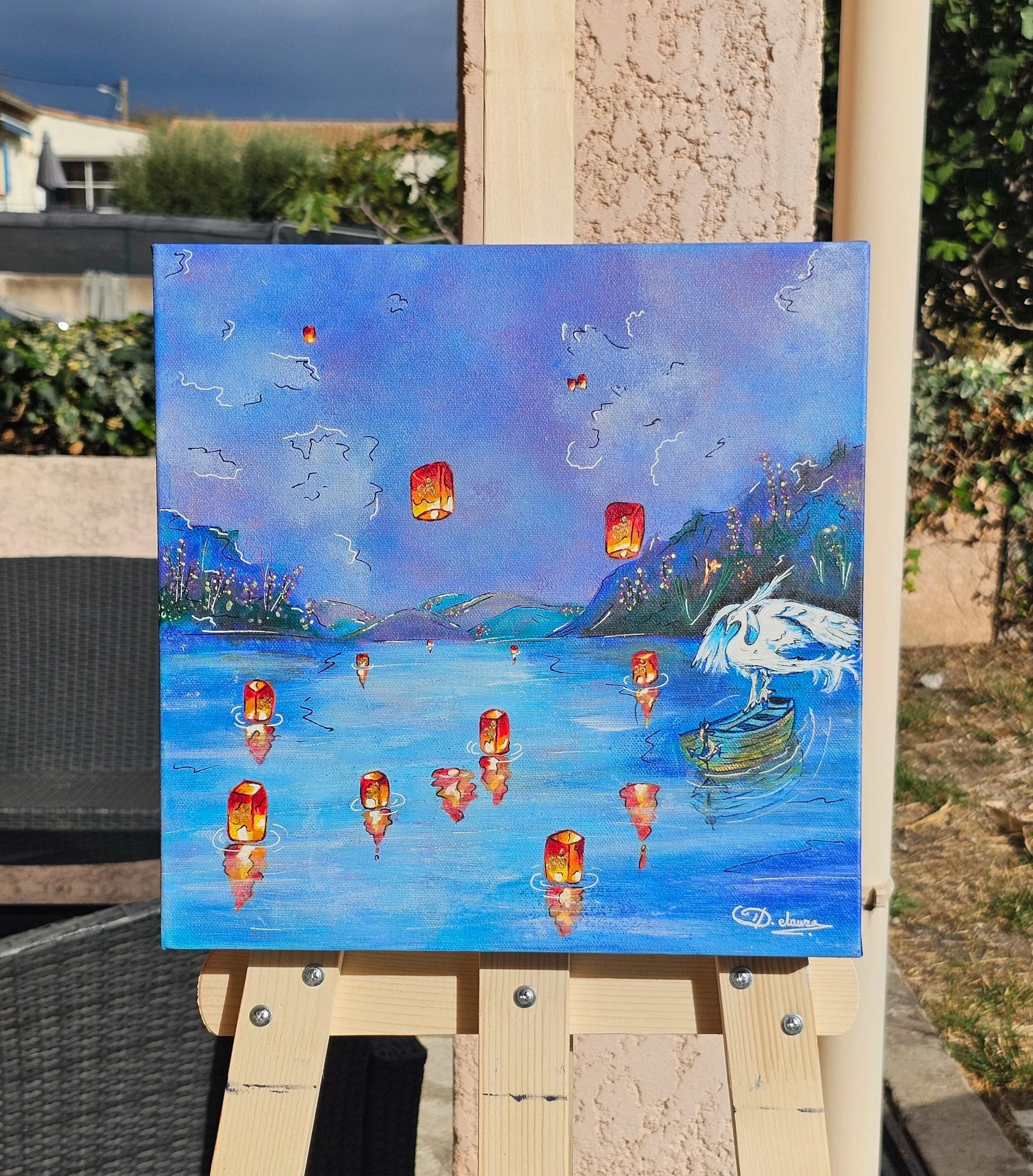 Une peinture représentant un lac de montagne avec des lanternes volantes dans le ciel et le Caladrius, oiseau légendaire. "Caladrius". Elaura Donnadieu, graphiste, illustratrice et artiste peintre.