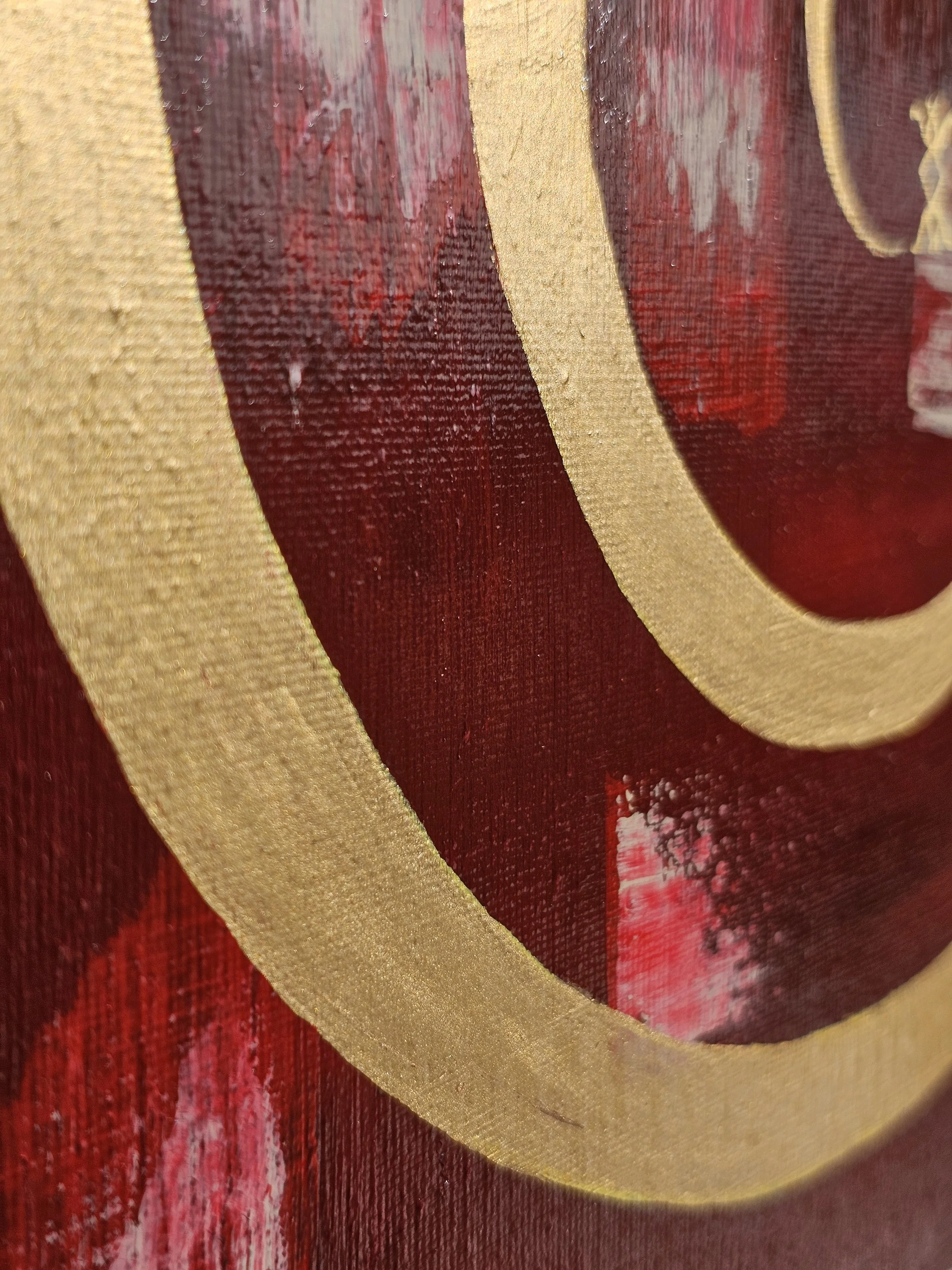 Tableau artistique avec un fond rouge, des spirales en or et des rectangles blancs peints de manière abstraite avec une runes russe de l'Amour. "Le temps d'aimer". Elaura Donnadieu, graphiste, illustratrice et artiste peintre.
