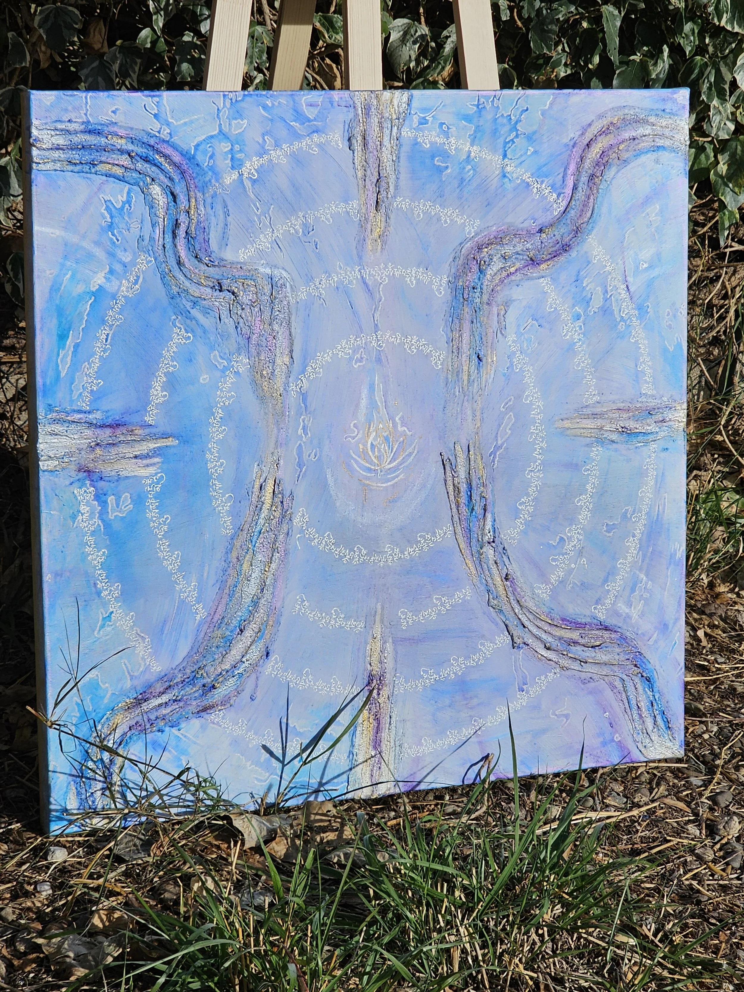 Peinture abstraite avec des tons de bleu, violet et argent, représentant avec des écritures en calligraphie le mantra om mani padme hum. "Un appel à la compassion". Elaura Donnadieu, graphiste, illustratrice et artiste peintre.