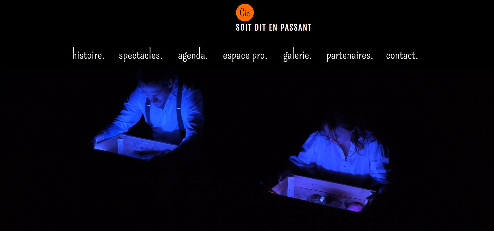 Capture d'écran d'une page web avec un fond noir - site internet "soit dit en passant" pour une compagnie de théatre. Elaura Donnadieu, graphiste, illustratrice et artiste peintre.