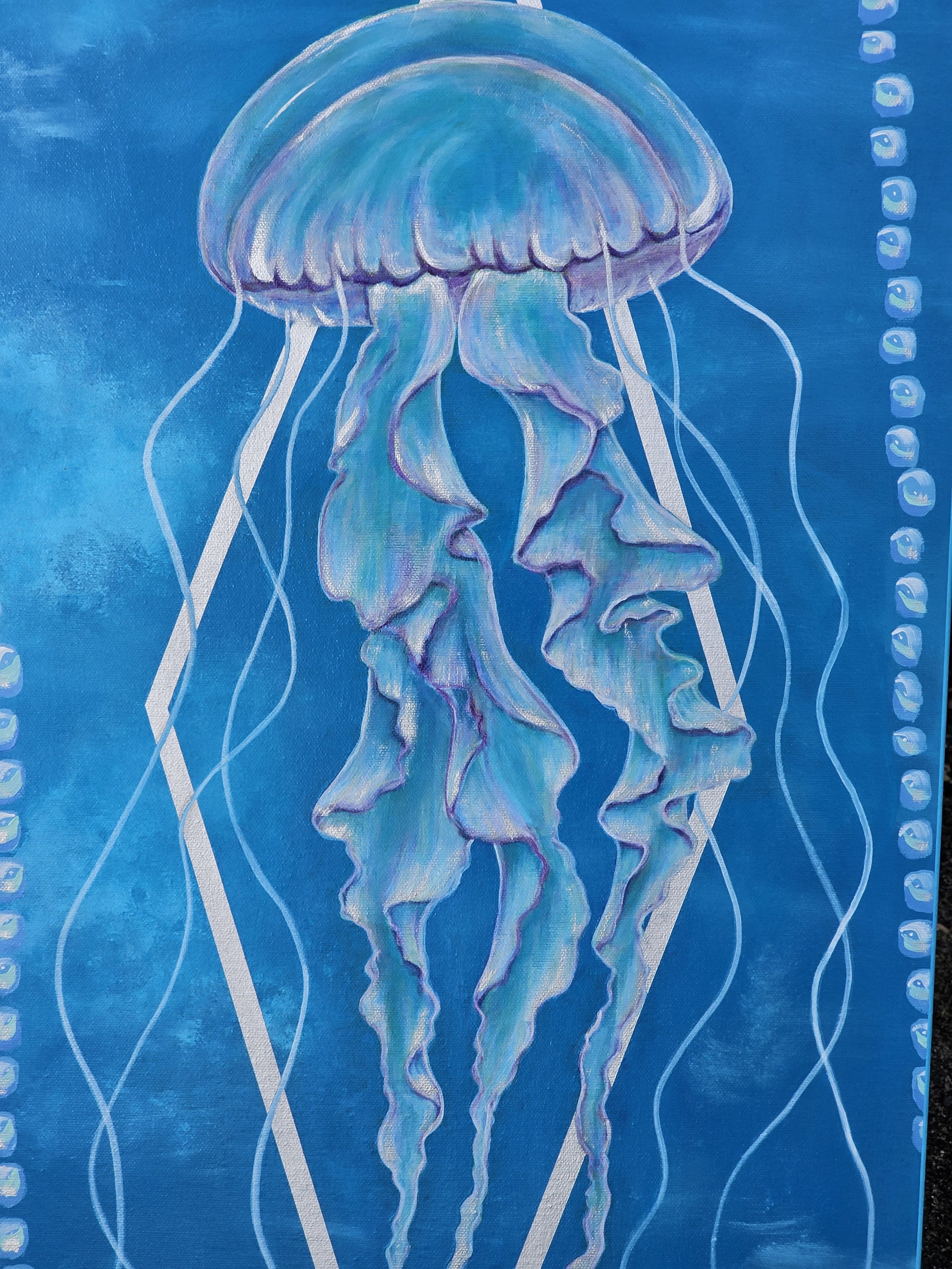 Une peinture représentant une méduse flottant dans l'air ou l'eau, "Médusa". Photo prise sur la plage. Elaura Donnadieu, graphiste, illustratrice et artiste peintre.