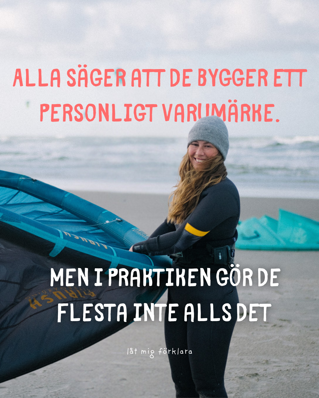 A woman with long hair and a gray beanie smiling while preparing a blue windsurfing sail on a beach with the ocean in the background. Overlaid text in Swedish about brands and practical experience.