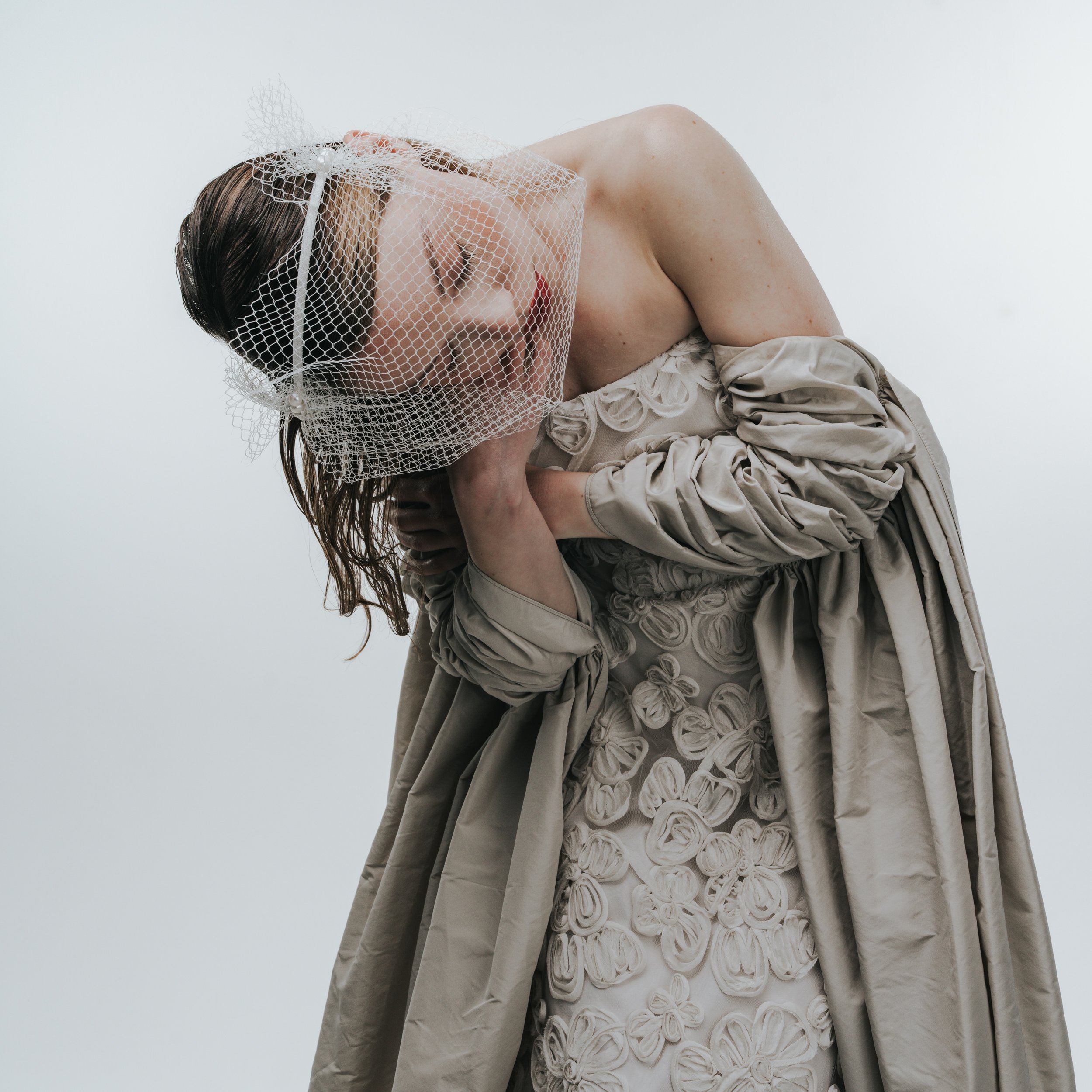 Dieser Look ist einfach nur wundersch&ouml;n und verk&ouml;rpert, was wir so sehr lieben: besondere Materialien, mutige Kombinationen und ein Outfit mit Pers&ouml;nlichkeit 🤍 &uuml;brigens ist dieses Kleid ein echtes Unikat und so nur bei uns verf&u