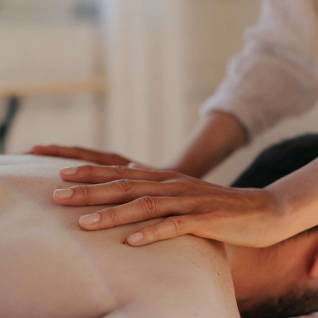 Nahaufnahme einer Person, die Massagen an einer anderen Person durchführt.