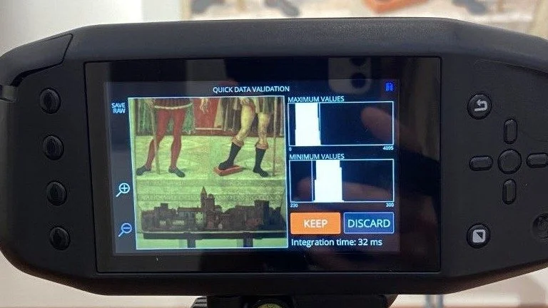 Schermata di un dispositivo elettronico con analisi di immagini di persone e un paesaggio urbano sullo schermo.