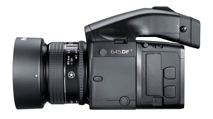 Fotocamera reflex digitale nera con obiettivo, vista laterale