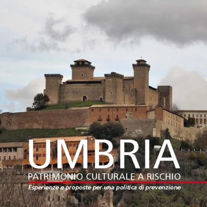 Castello di Umbria con nuvole sul cielo e testo sovrapposto che dice 'Umbria patrimonio culturale a rischio. Esperienze e proposte per una politica di prevenzione'.